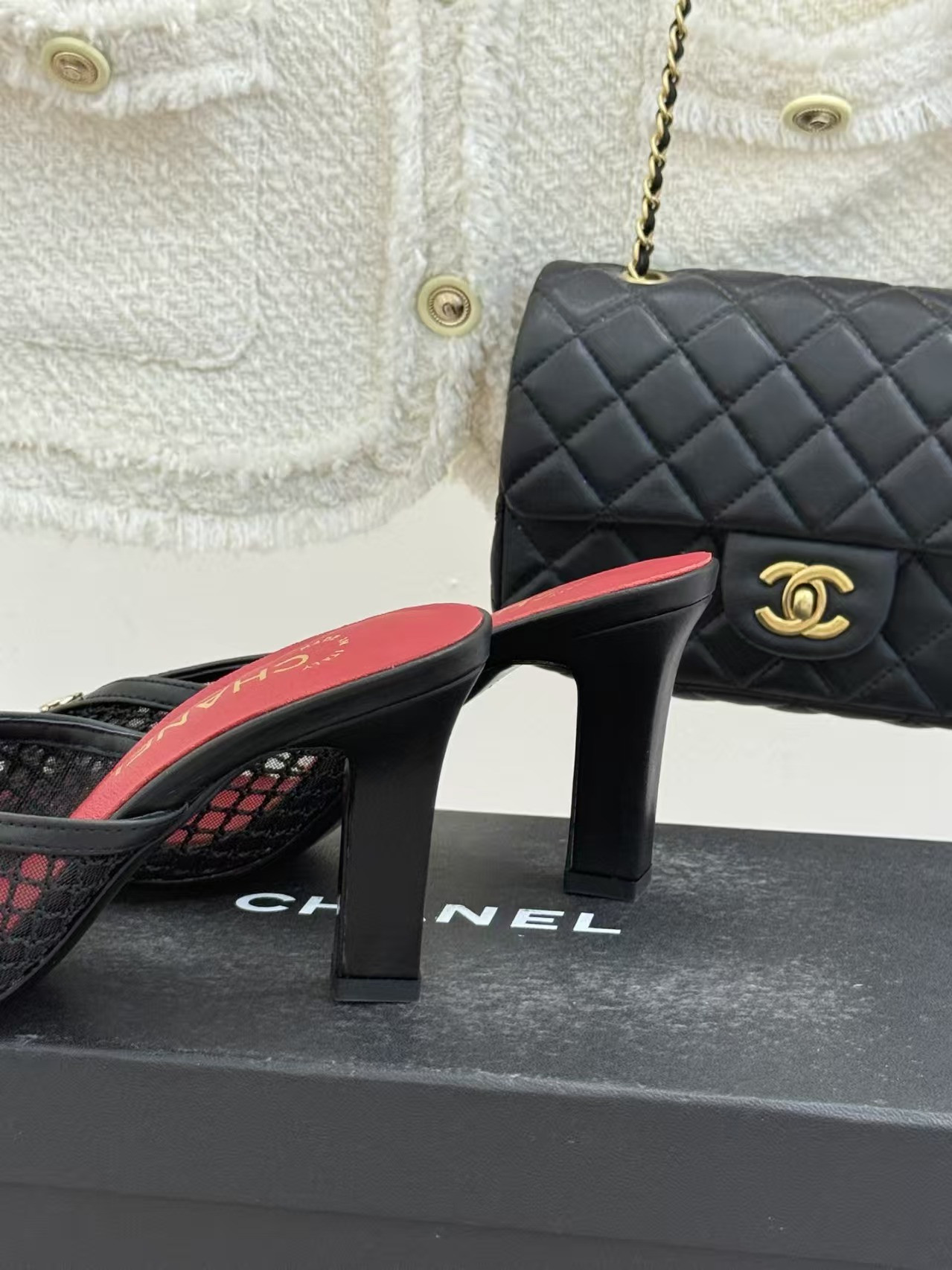 ua Ch**el sandals