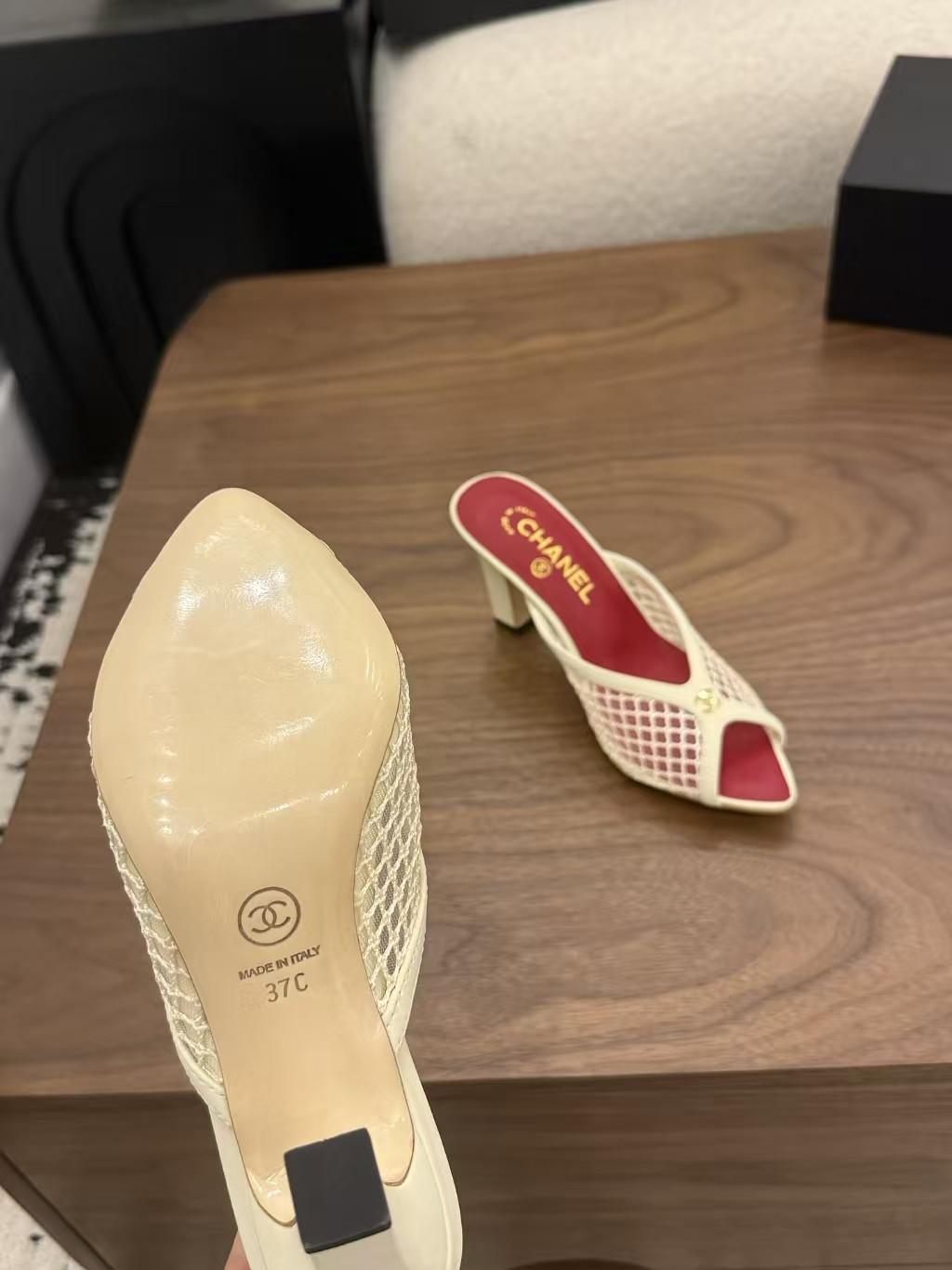 ua Ch**el sandals