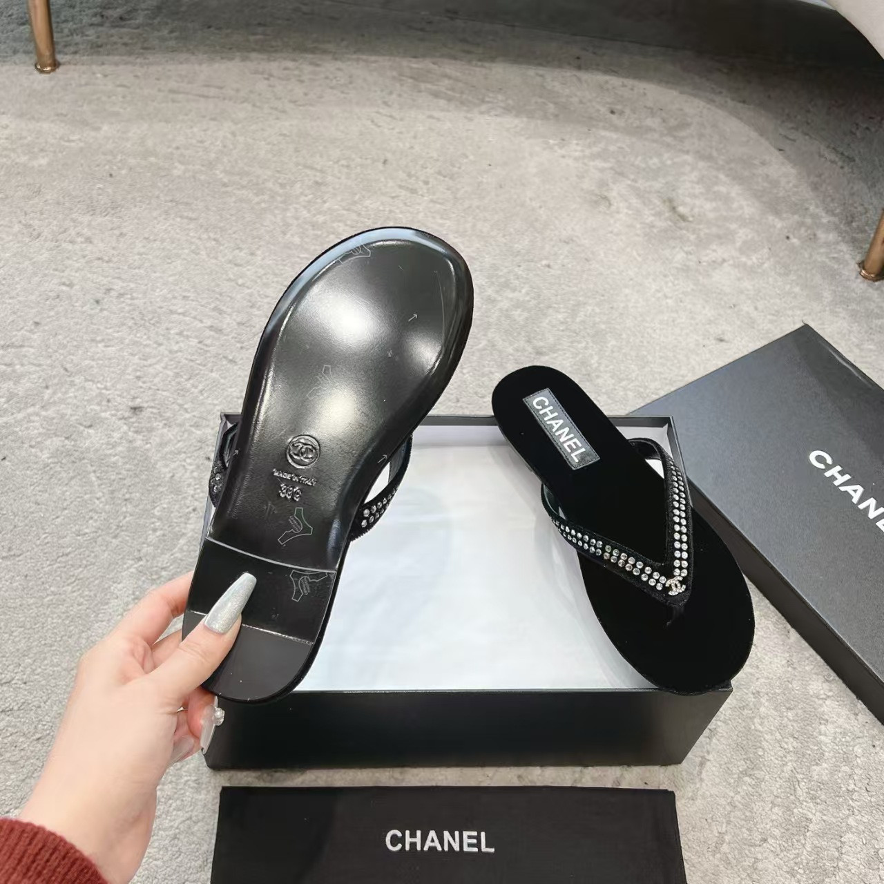 ua Ch**el sandals