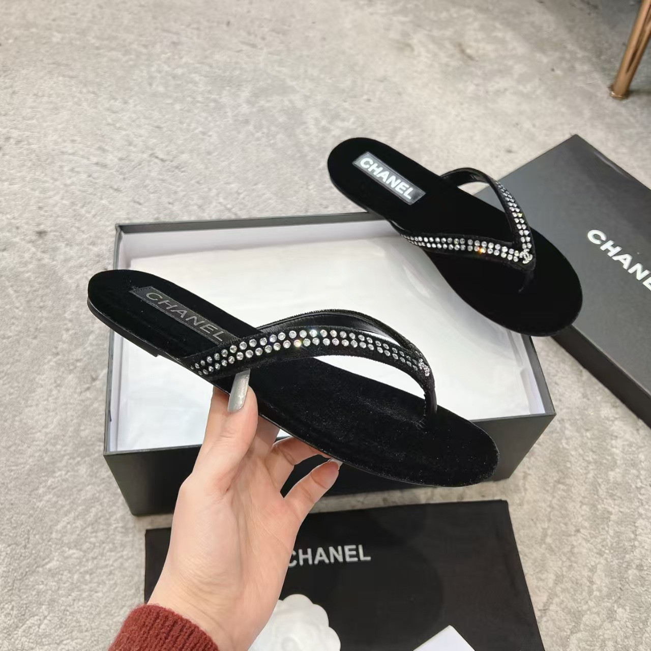 ua Ch**el sandals