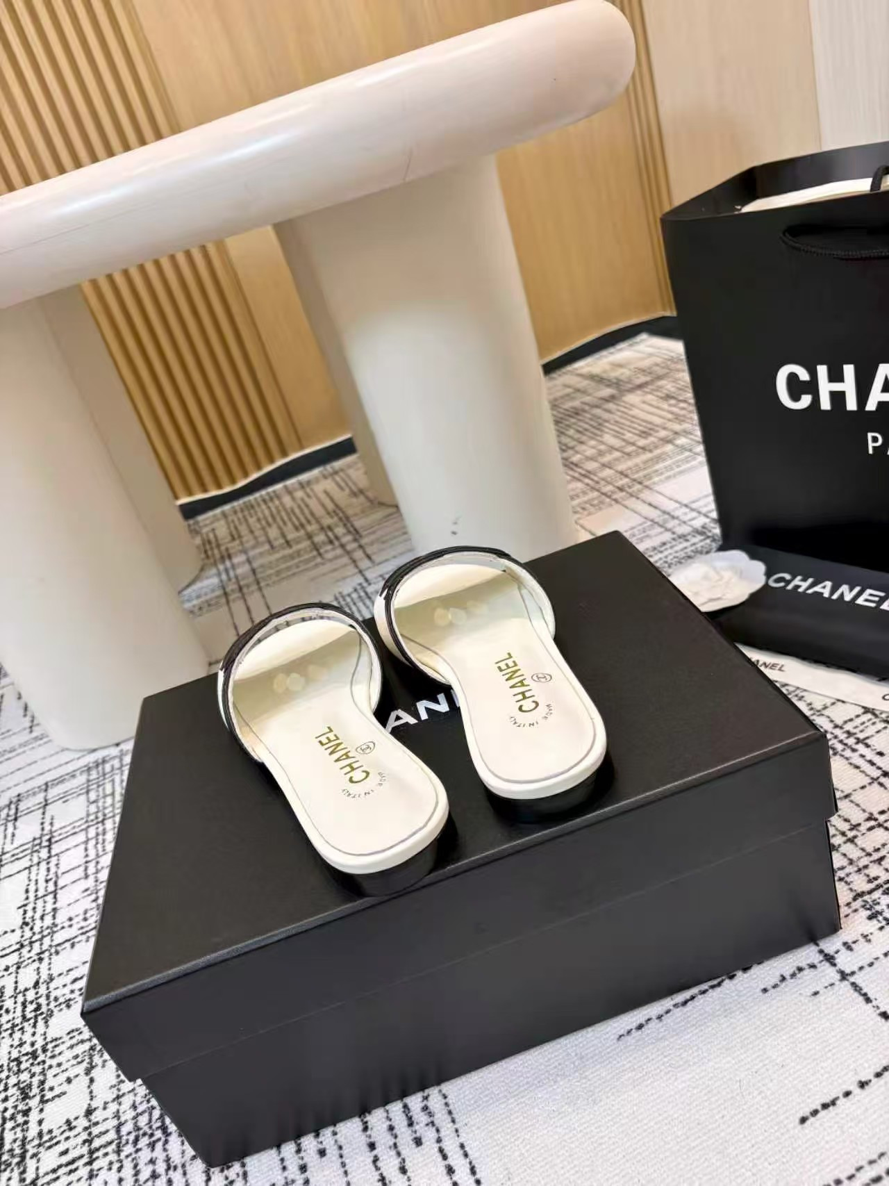 ua Ch**el sandals