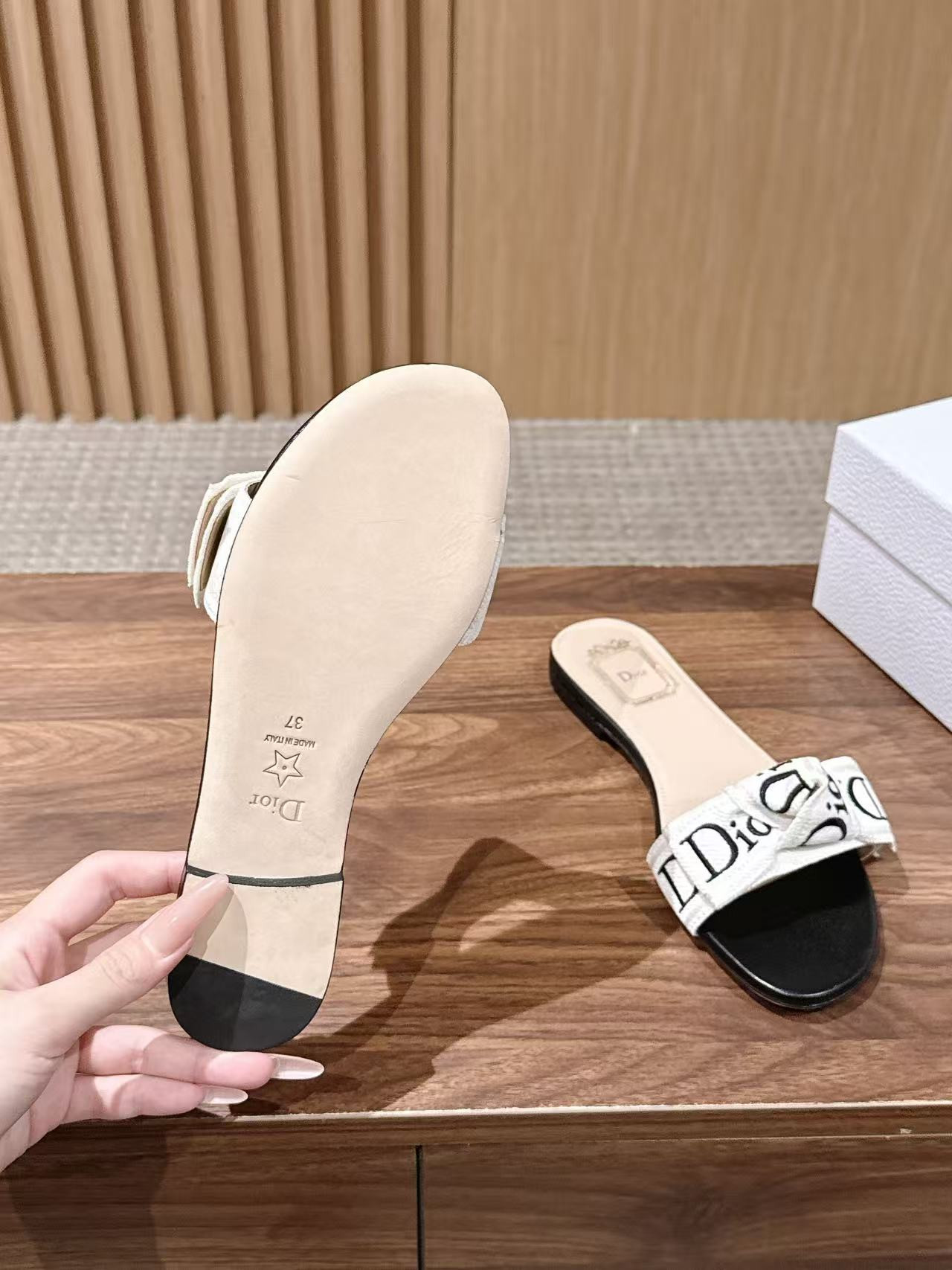 UA Dior J