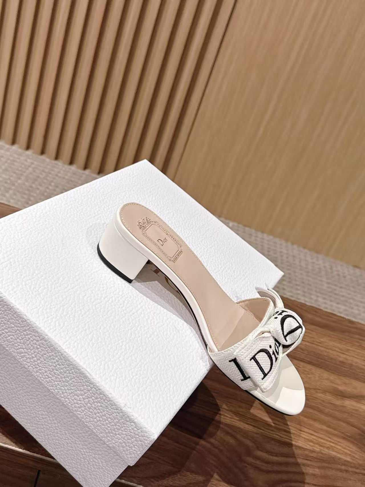 UA Dior J