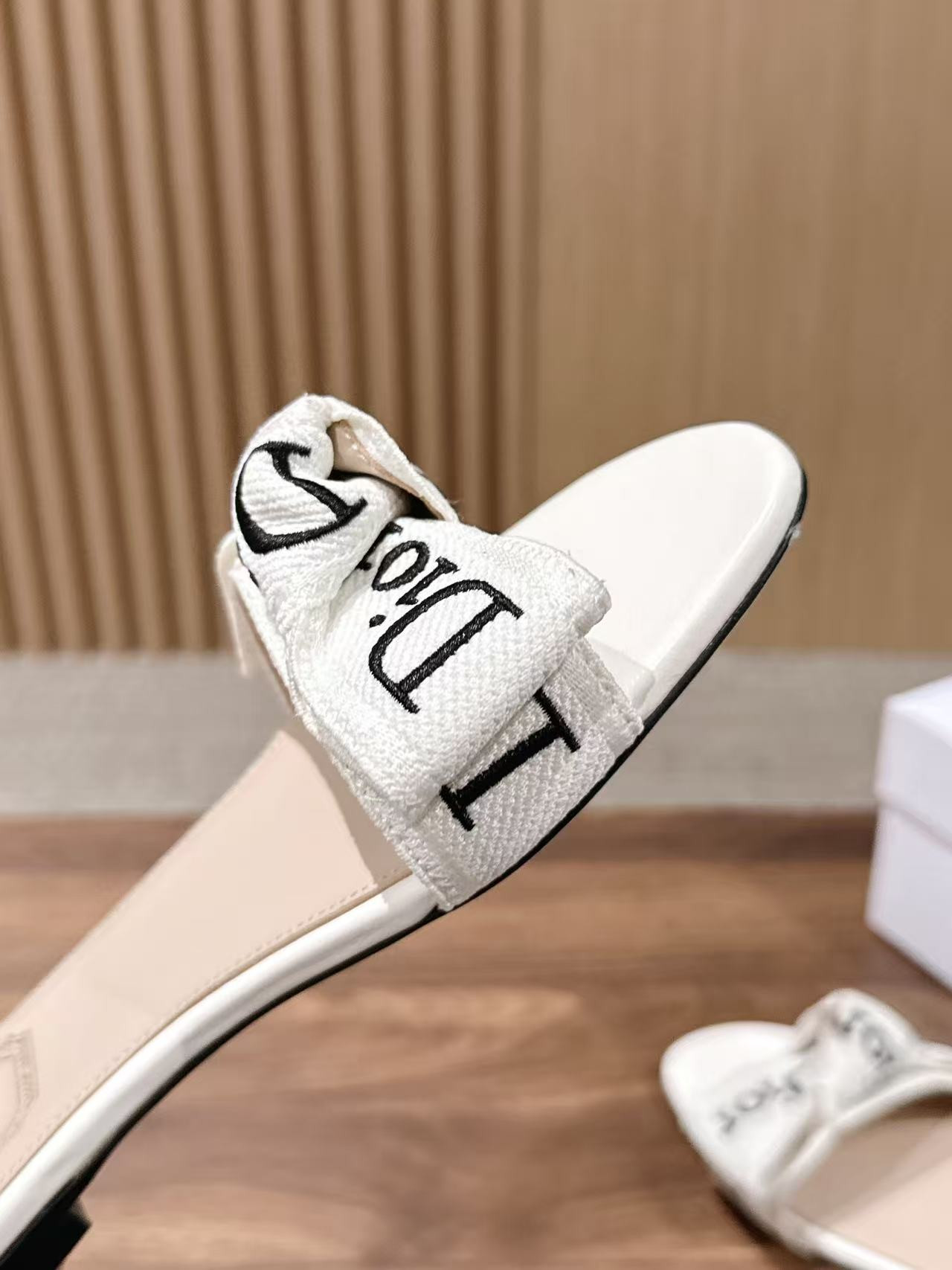 UA Dior J