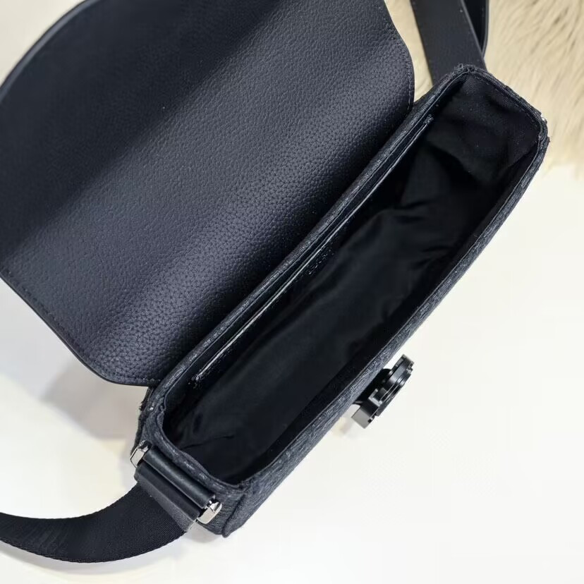 D10r Saddle Messenger Bag with Flap 23 x18 x6cm