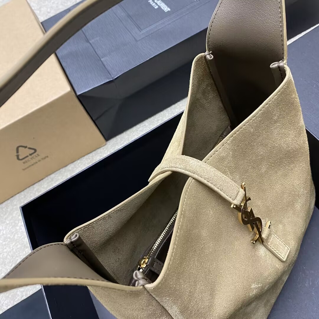 Y51 LE 5 À 7 S*pPLE IN SUEDE 23x22x8CM