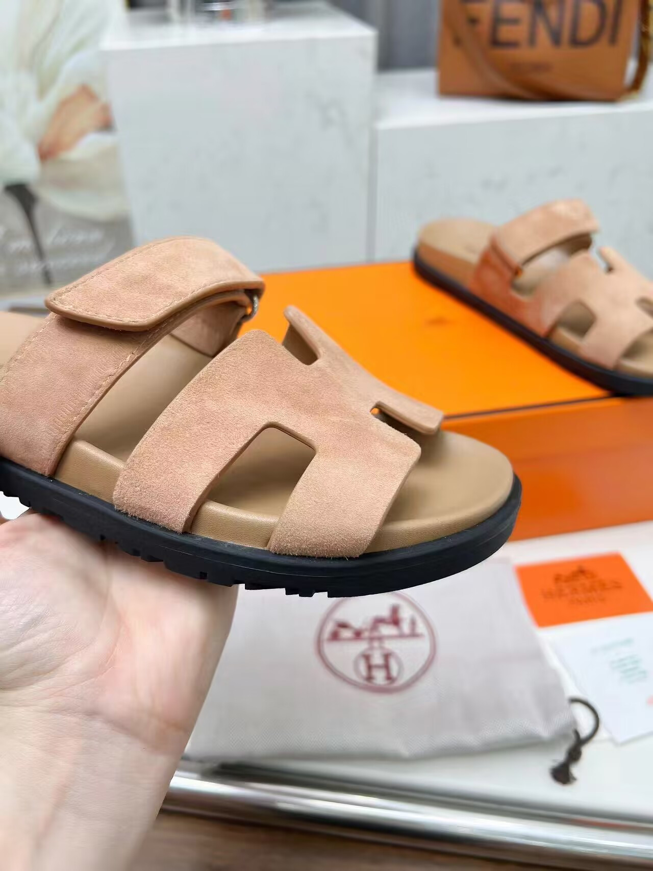 UA H**me5 Chypre sandal