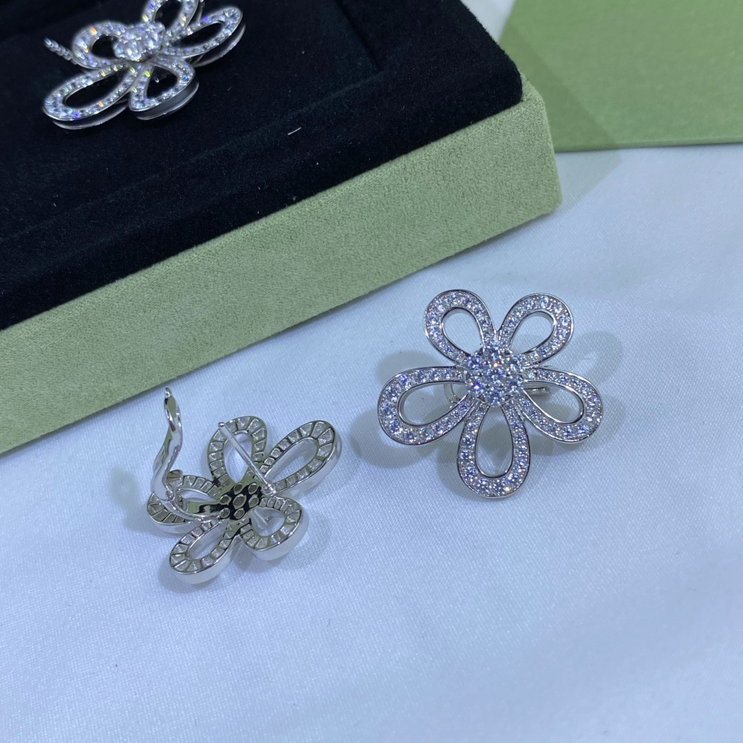 V*n Cl**f & Arpels D1am0nd flower earrings