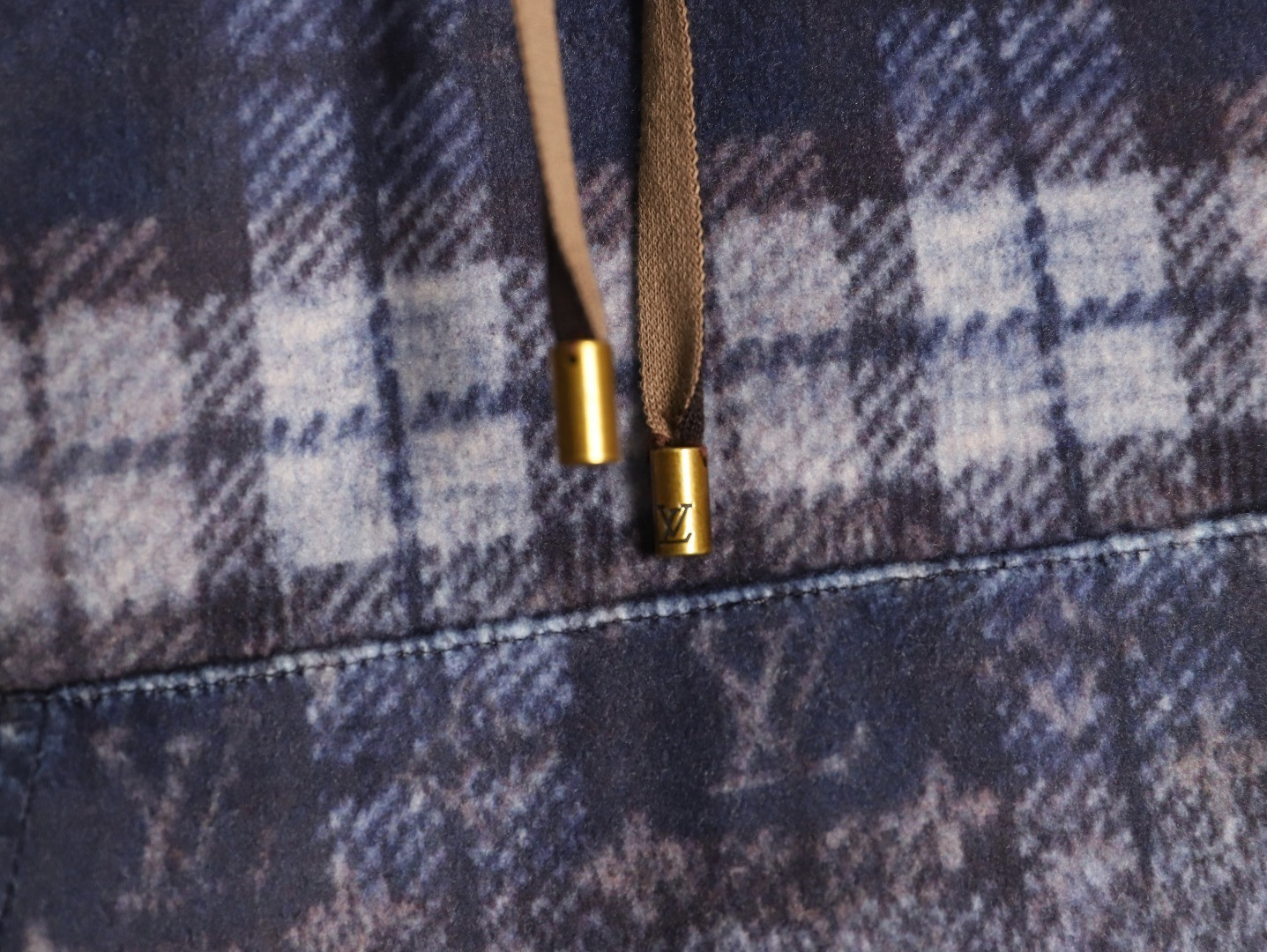 L0vis Vvtt0n Hoodies