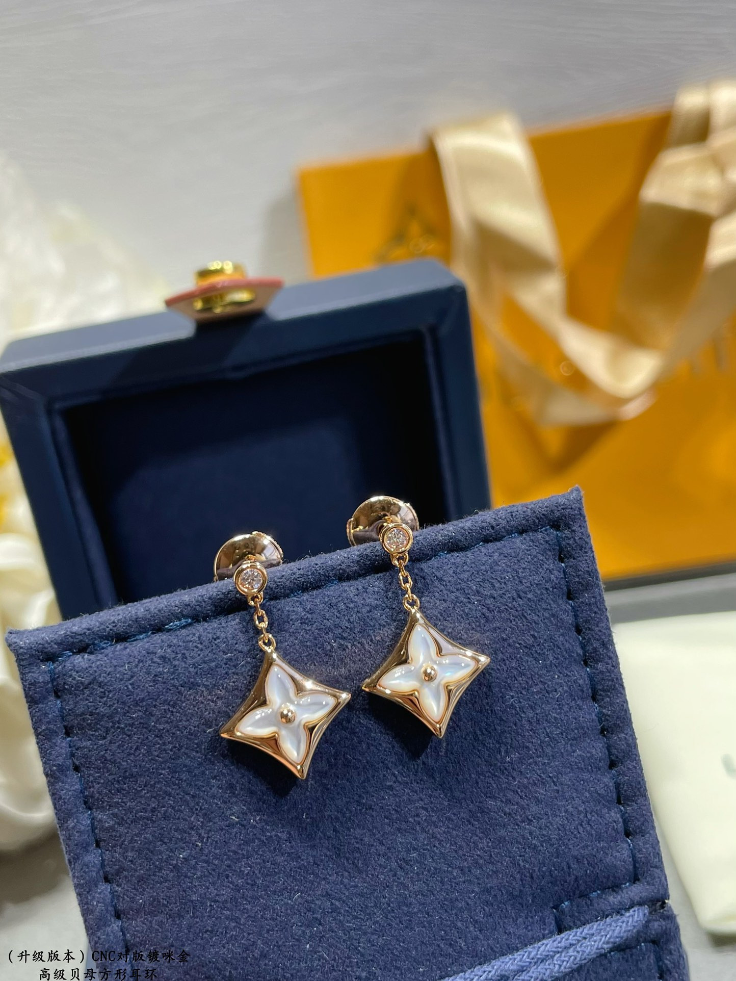 L0vis Vvtt0n Mother-of-pearl square Earrings