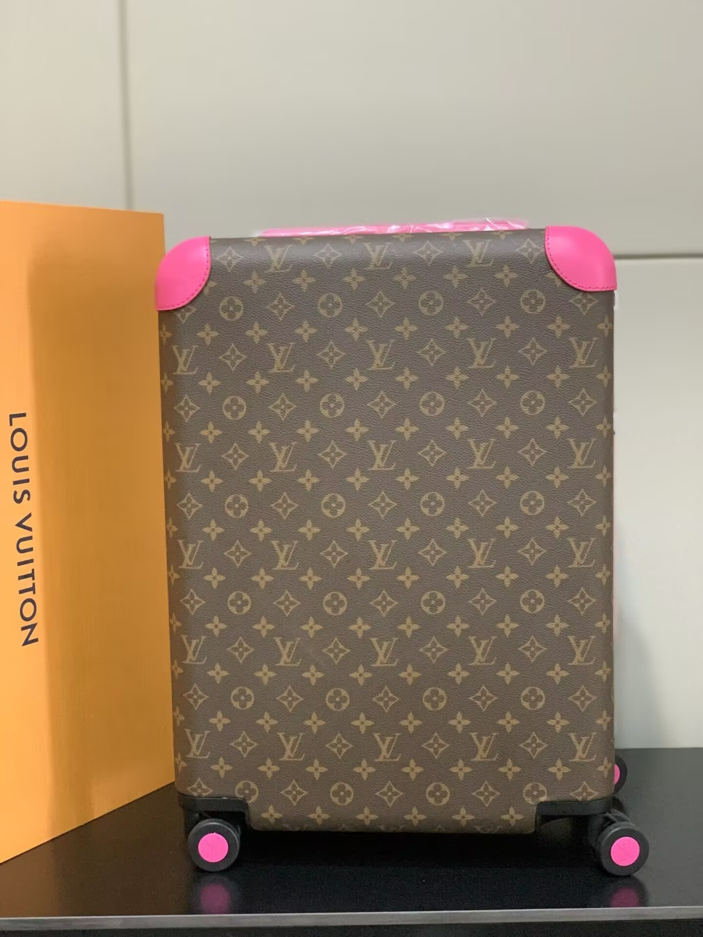 L0vis Vvtt0n LV Horizon 55 Colormania Fuchsia M46780 15 x 21.7 x 8.3 inches