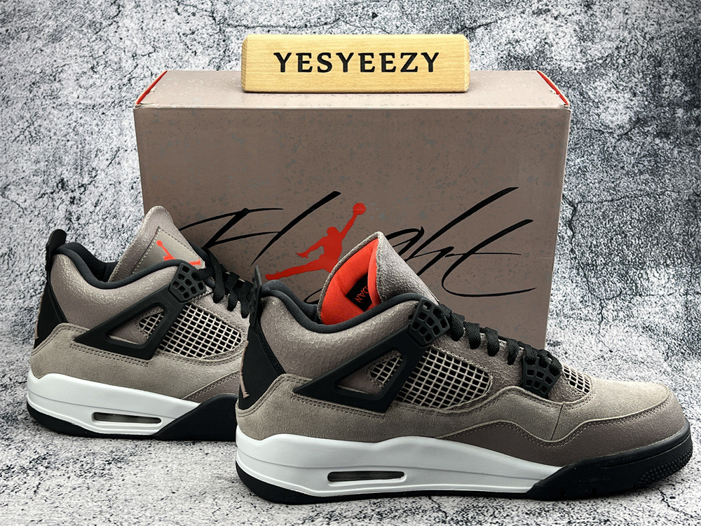 UA AIR JORDAN 4 RETRO 