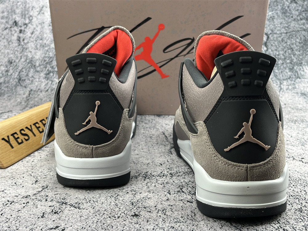 UA AIR JORDAN 4 RETRO 