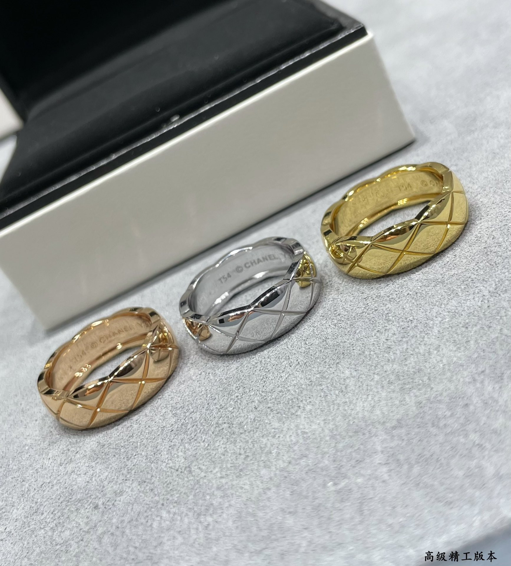 Ch**el Wide D1am0nd Pattern Smooth Ring