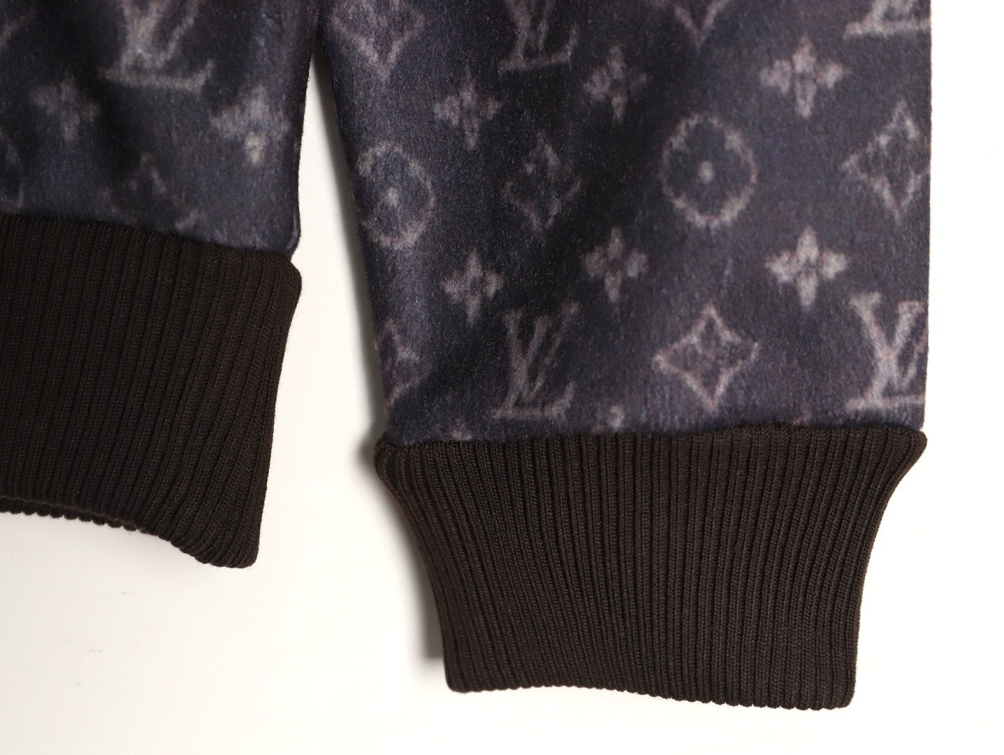 L0vis Vvtt0n Hoodies