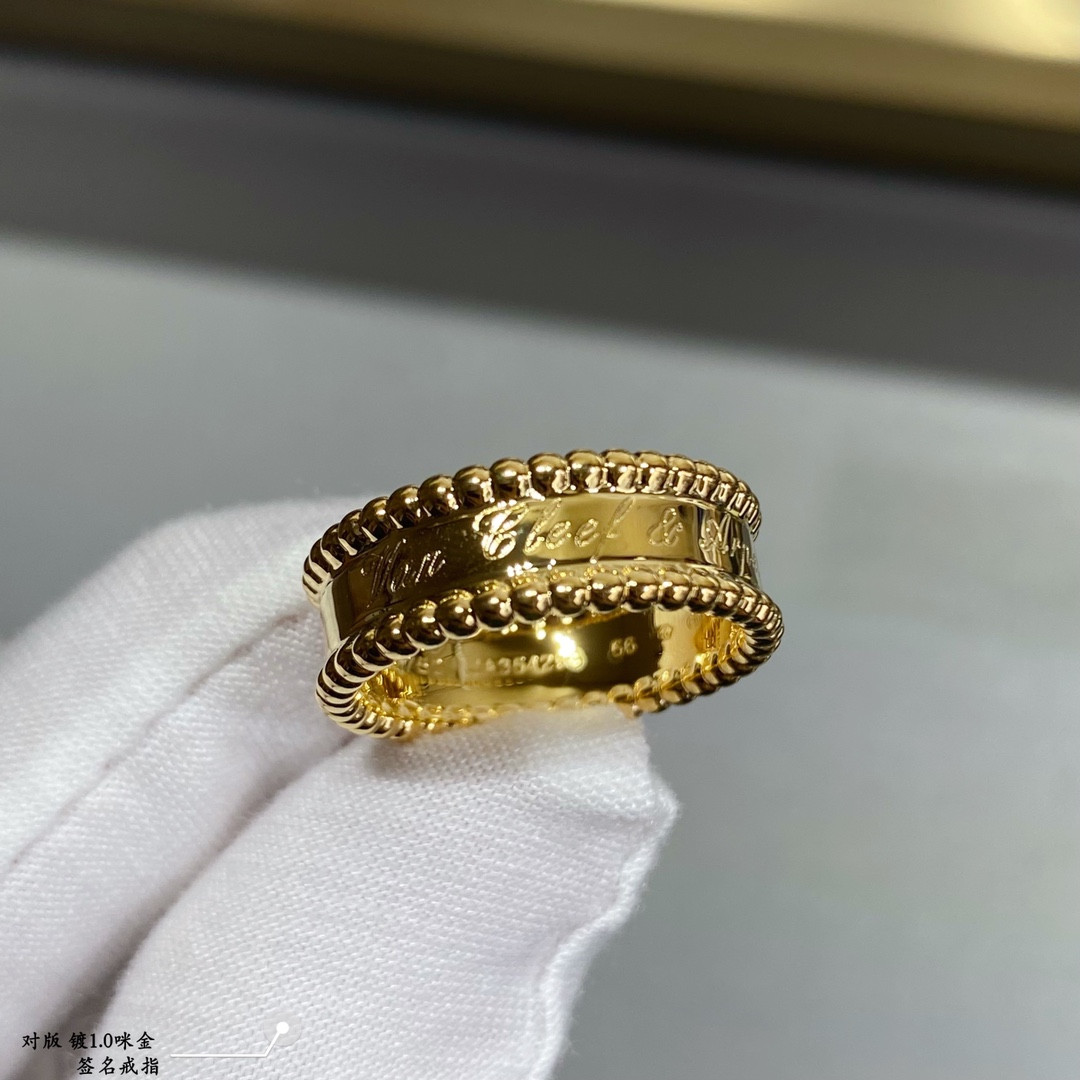 V*n Cl**f & Arpels sign Ring