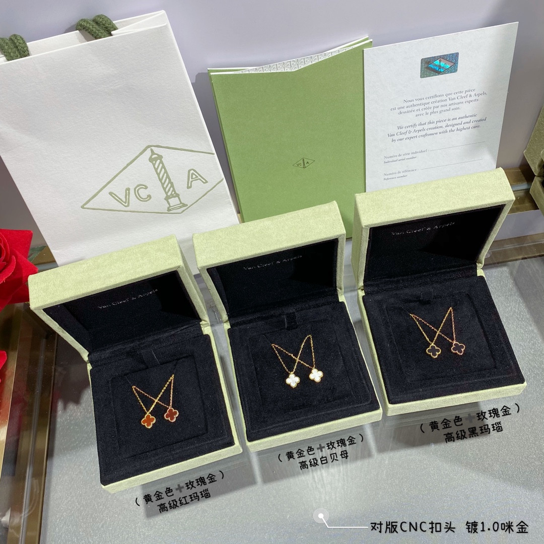 V*n Cl**f & Arpels Mini Four-Leaf Clover Necklace Diameter approx 1.0cm, Chain length approx 40+5cm