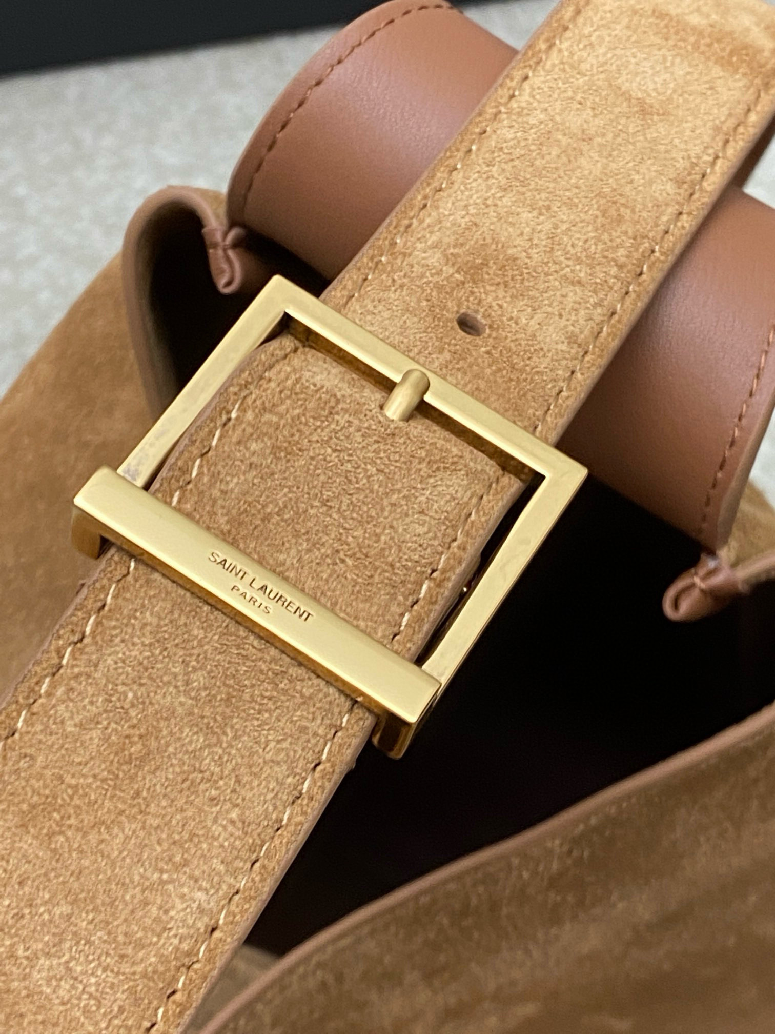 Y51 LE 5 À 7 S*pPLE LARGE IN SUEDE 30 X 31 X 13 CM