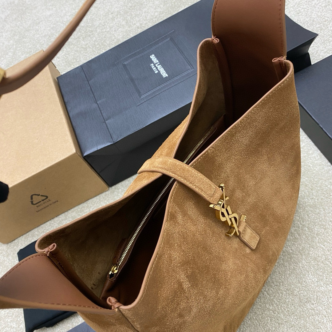 Y51 LE 5 À 7 S*pPLE LARGE IN SUEDE 30 X 31 X 13 CM