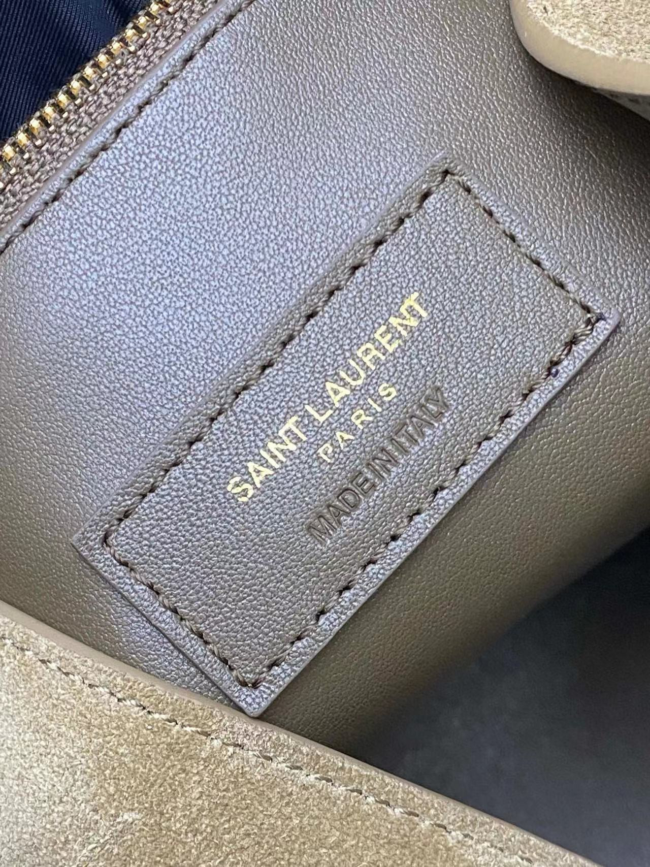 Y51 LE 5 À 7 S*pPLE LARGE IN SUEDE 30 X 31 X 13 CM