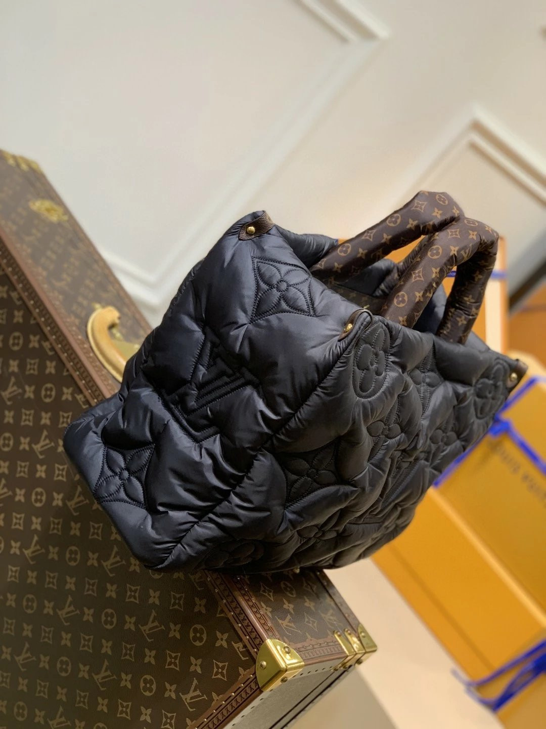 LV ONTHEGO GM M59005 16.1 x 13.4 x 7.5 inches