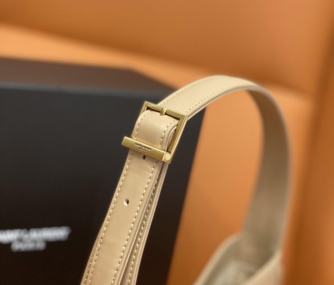 Y51 LE 5 À 7 IN SMOOTH LEATHER IVOIRE NATUREL 23 X 16 X 6.5 CM