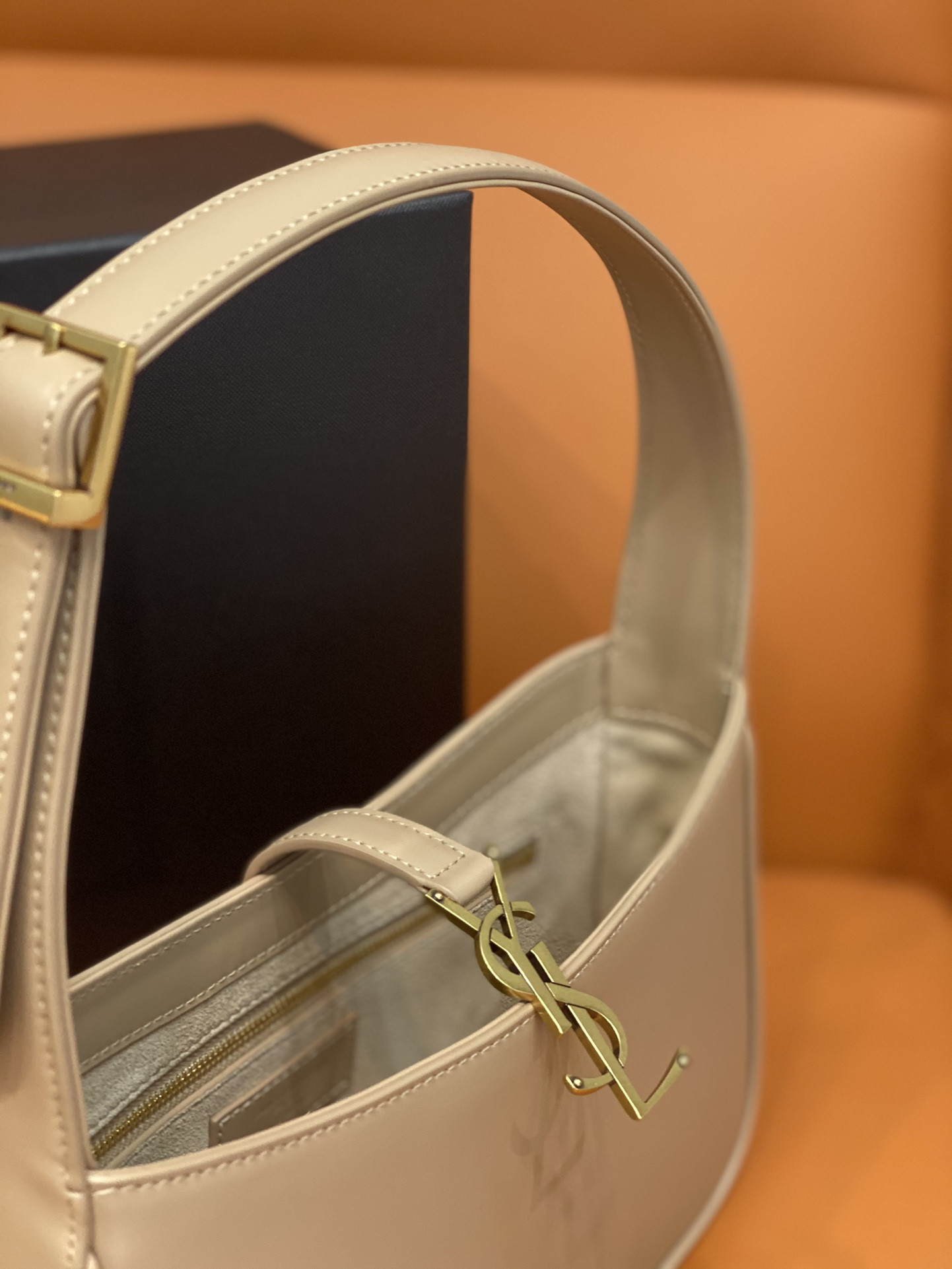 Y51 LE 5 À 7 IN SMOOTH LEATHER IVOIRE NATUREL 23 X 16 X 6.5 CM