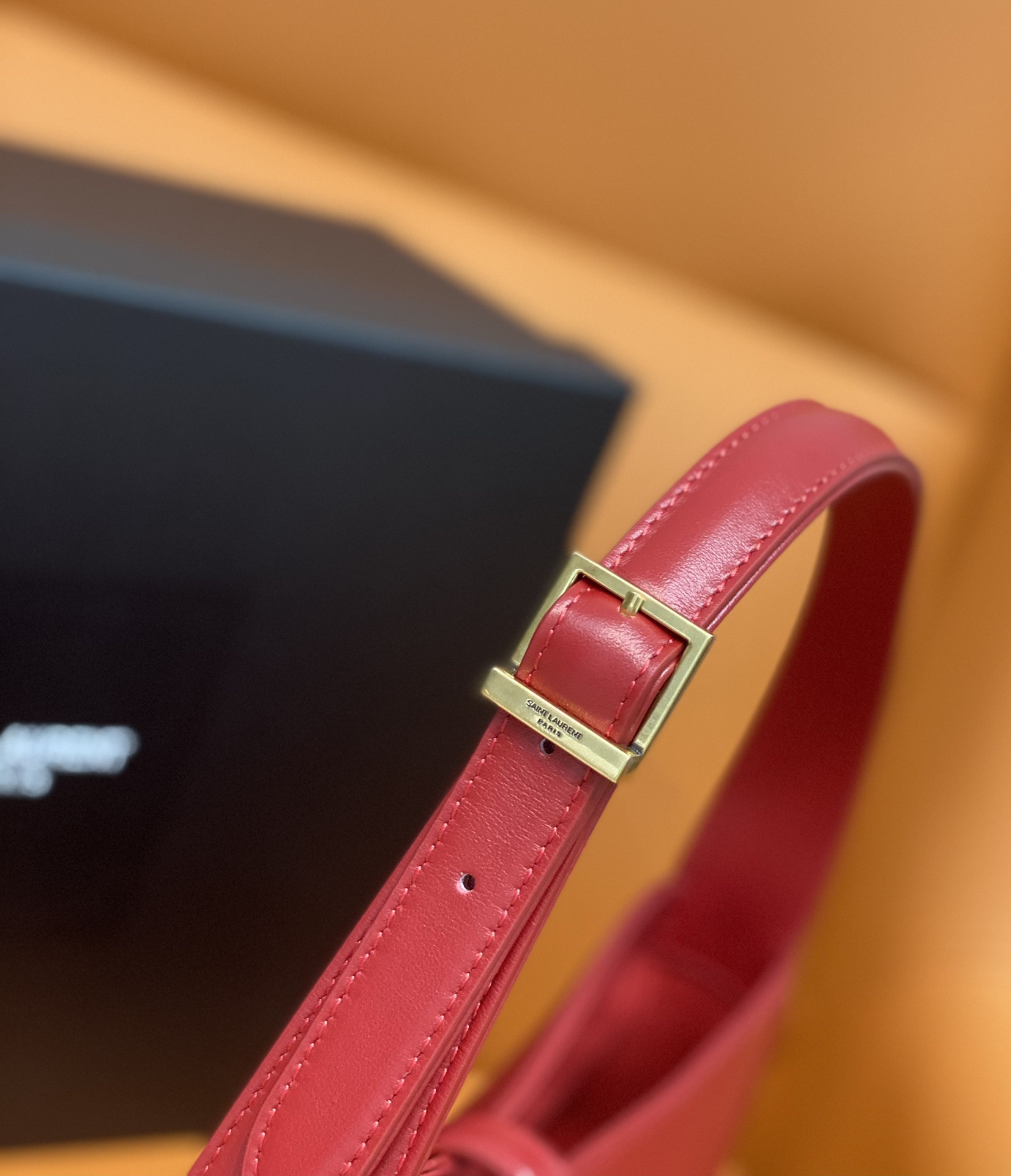 Y51 LE 5 À 7 IN SMOOTH LEATHER BLANC Red 23 X 16 X 6.5 CM