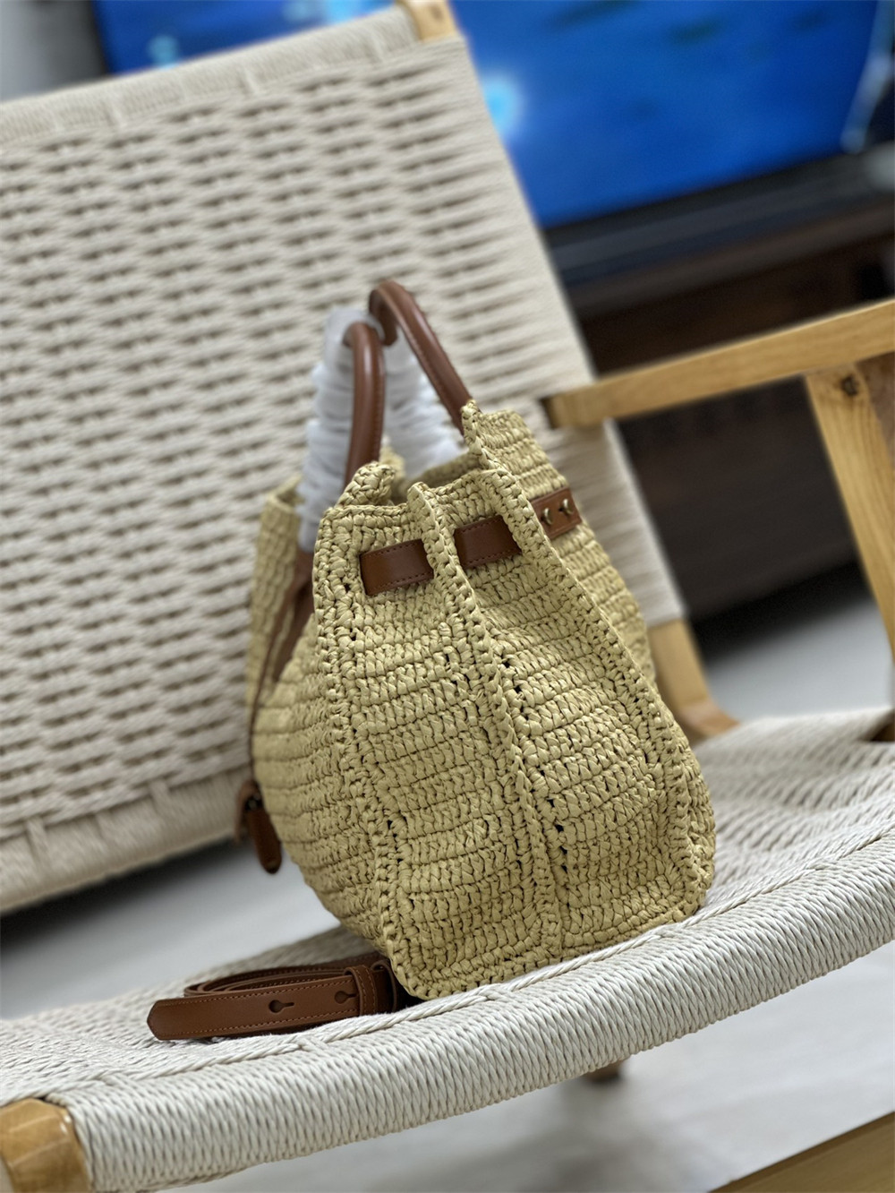 Y51 SAC DE JOUR MEDIUM S*pPLE IN RAFFIA AND VEGETABLE-TANNED LEATHER NATUREL AND BRICK