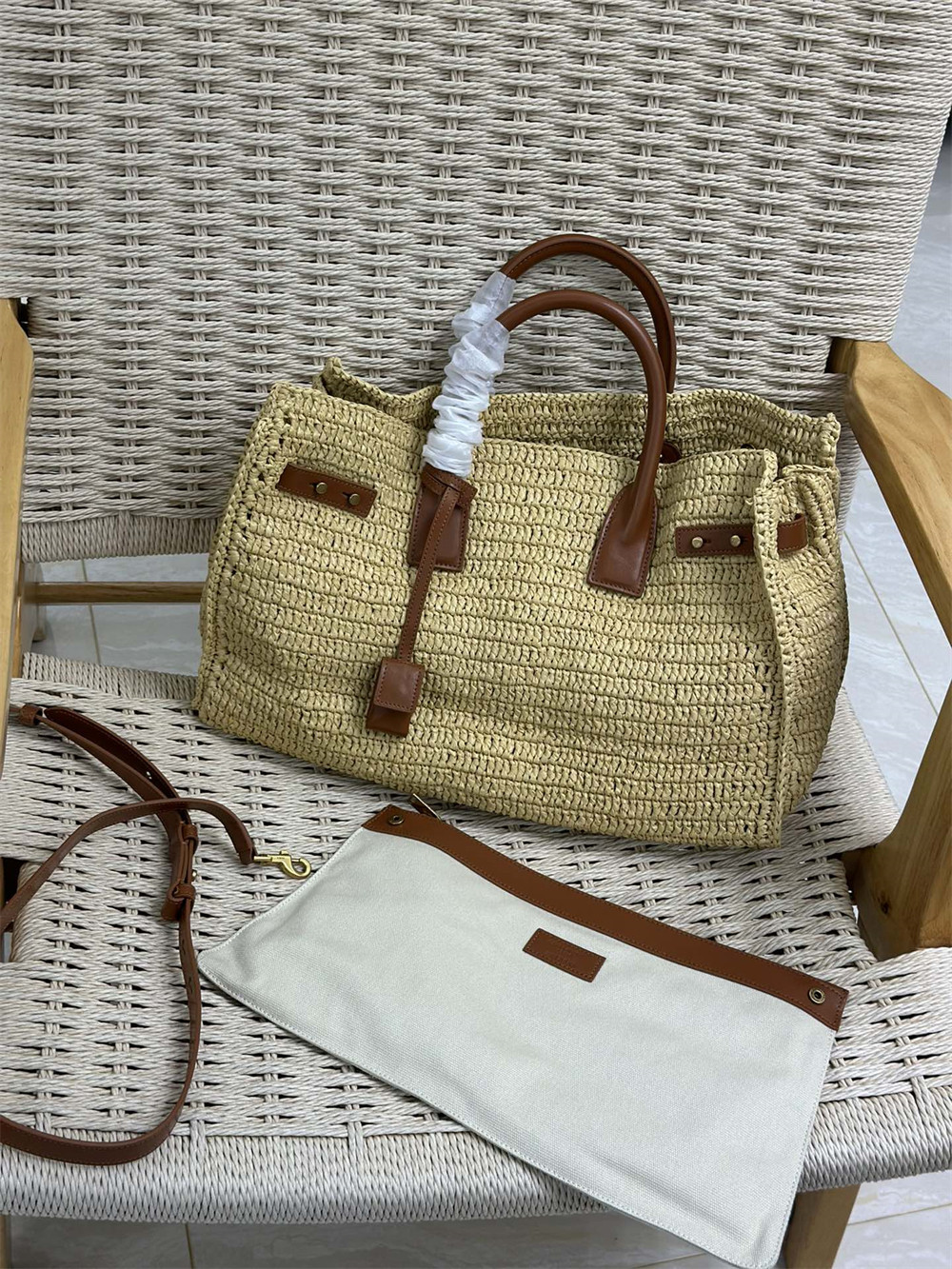 Y51 SAC DE JOUR MEDIUM S*pPLE IN RAFFIA AND VEGETABLE-TANNED LEATHER NATUREL AND BRICK