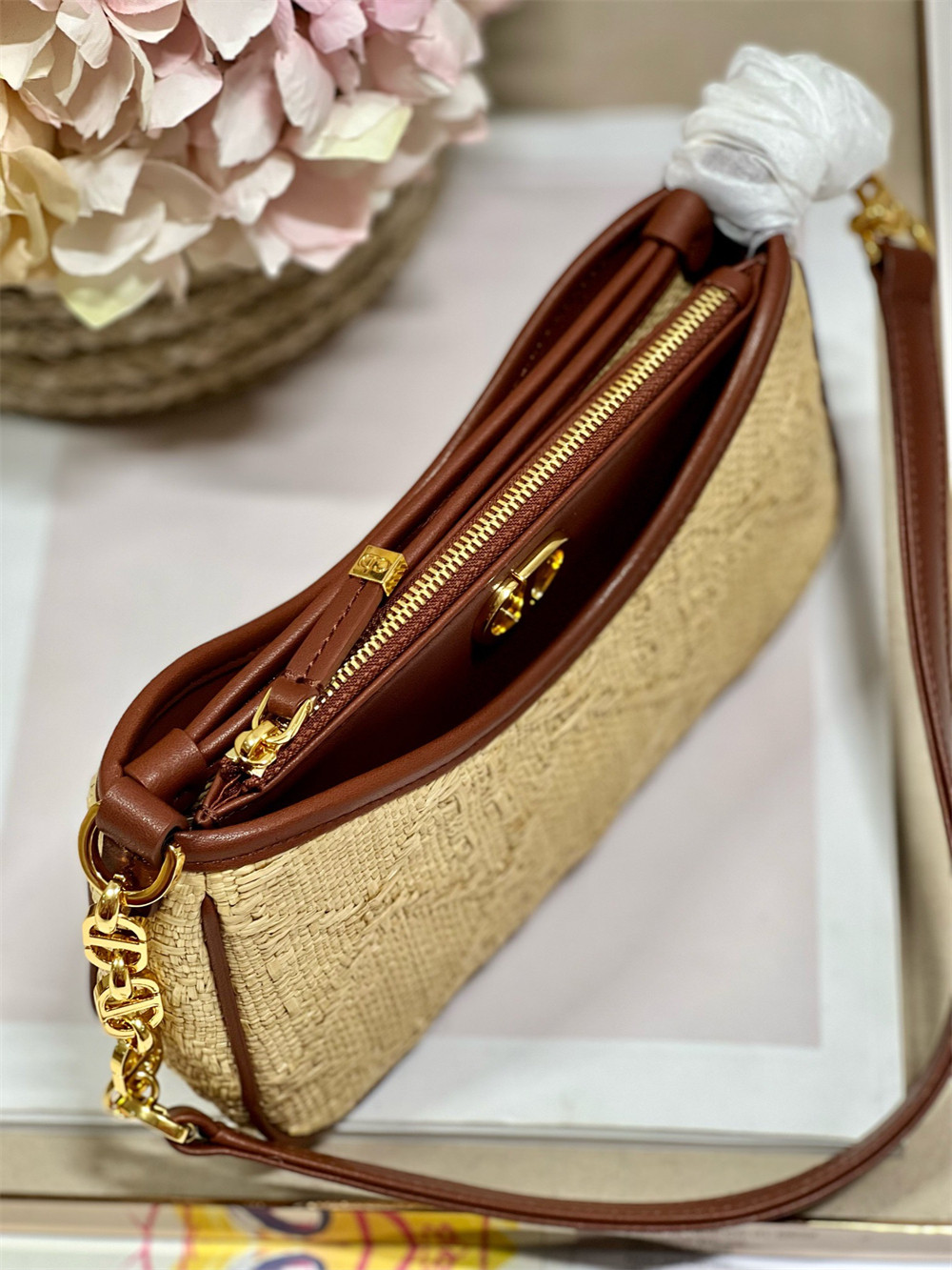 D10r 30 Montaigne Avenue weav 22.5 x 12.5 x 6.5 cm