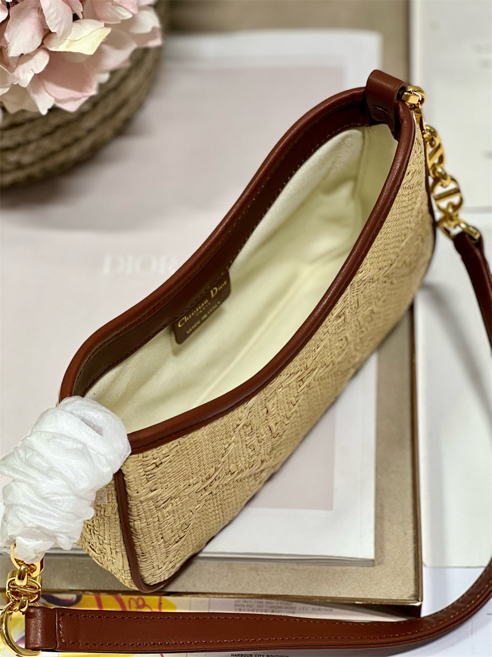 D10r 30 Montaigne Avenue weav 22.5 x 12.5 x 6.5 cm