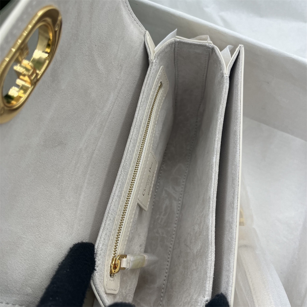 D10r 30 Montaigne Avenue White 22.5 x 12.5 x 6.5 cm