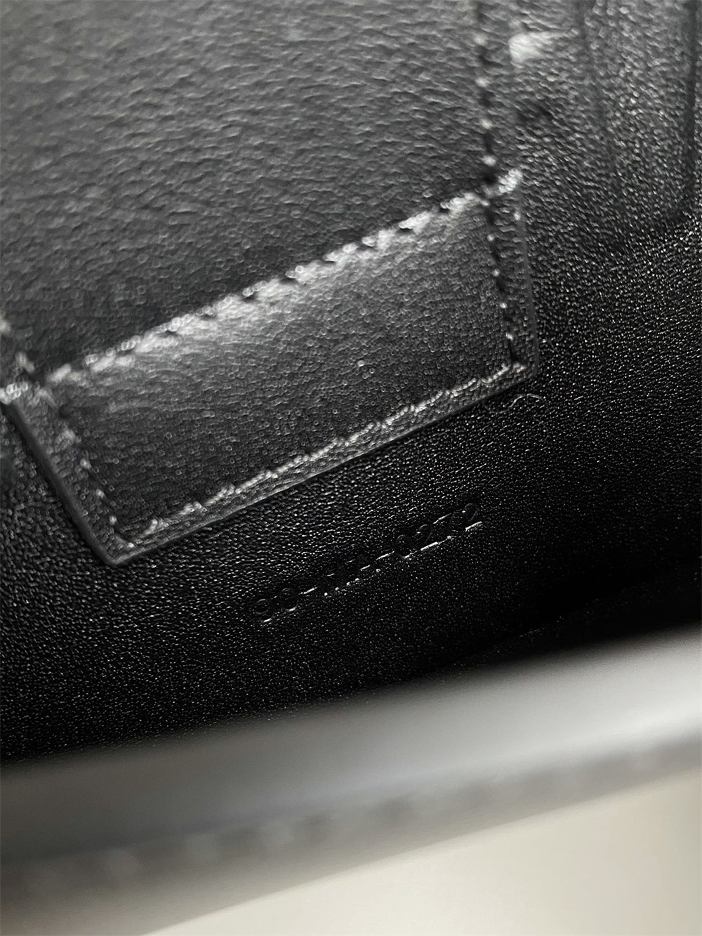 D10r 30 MONTAIGNE EAST-WEST BAG WITH CHAIN 21 x 12 x 6 cm / 8.5 x 4.5 x 2.5 inches