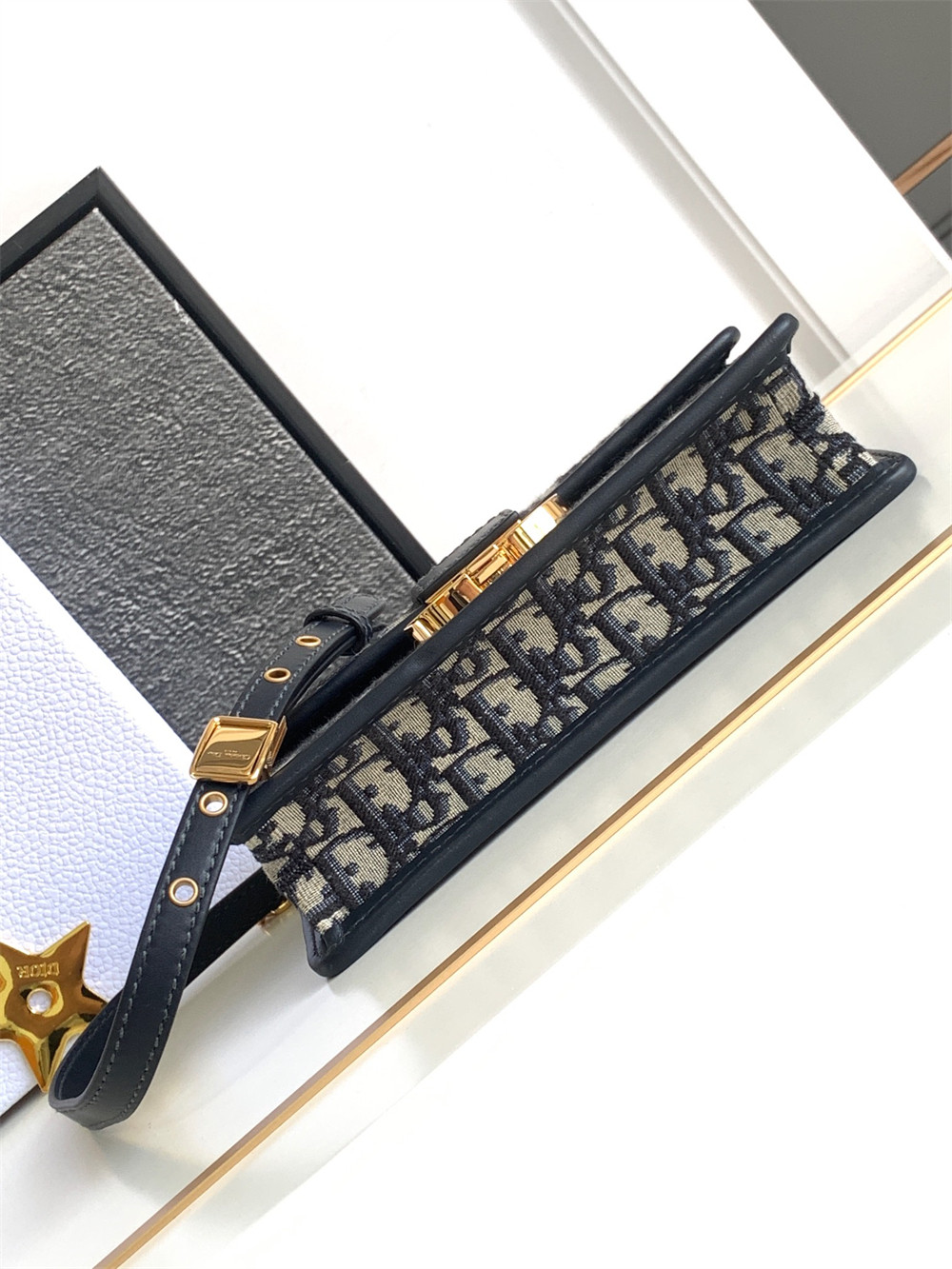 D10r 30 MONTAIGNE EAST-WEST BAG WITH CHAIN Blue D10r Oblique Jacquard 21 x 12 x 6 cm / 8.5 x 4.5 x 2.5 inches