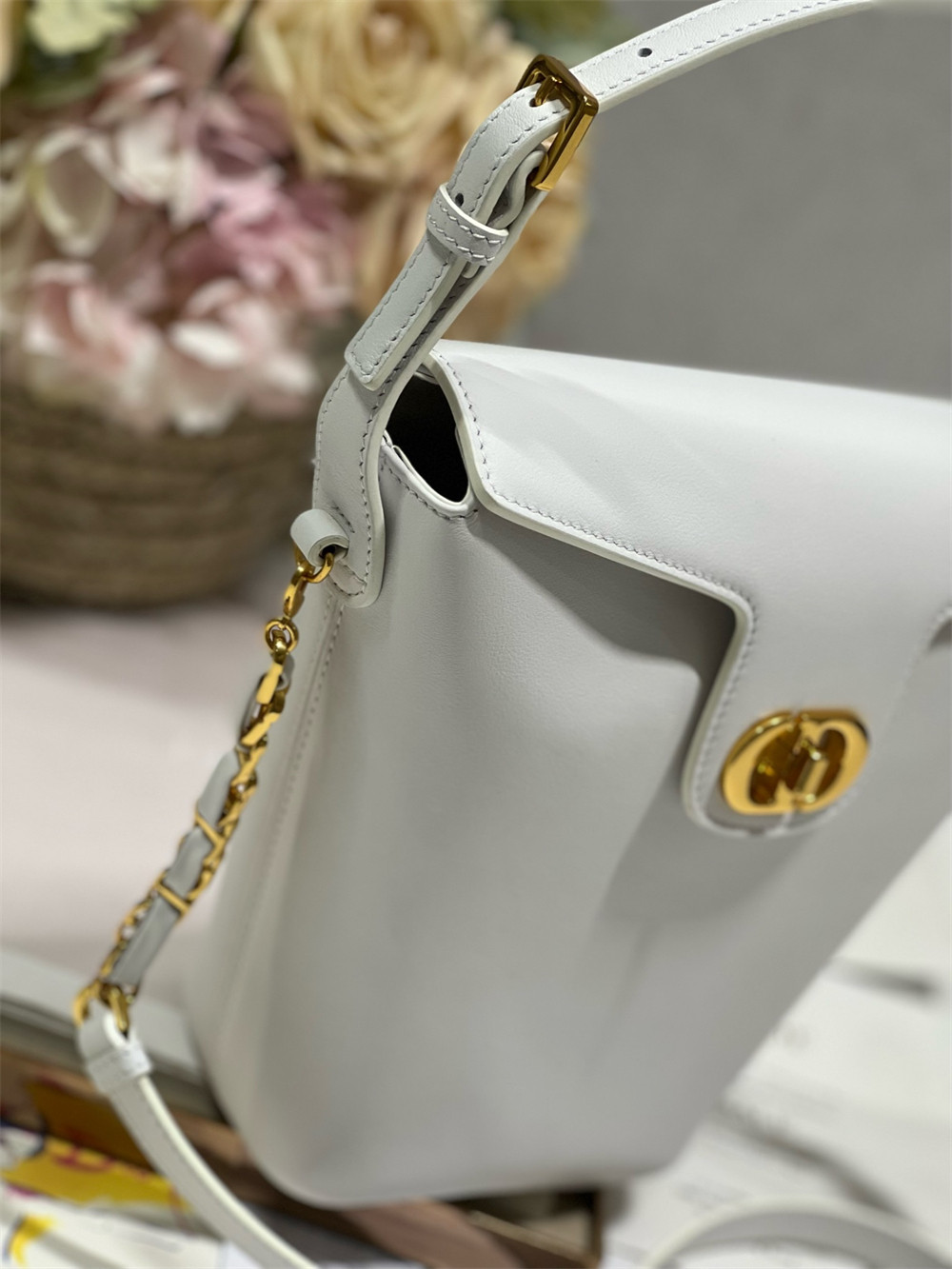 D10r 30 Montaigne Large Chain Bucket Bag White