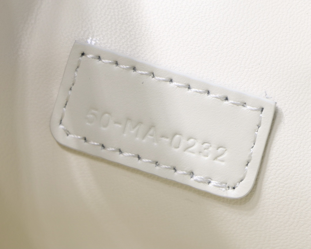 D10r TRAVEL NOMAD POUCH WHITE