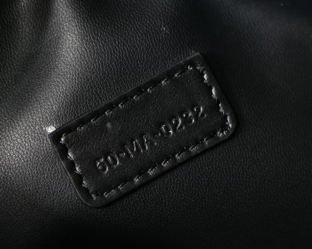 D10r TRAVEL NOMAD POUCH BLACK