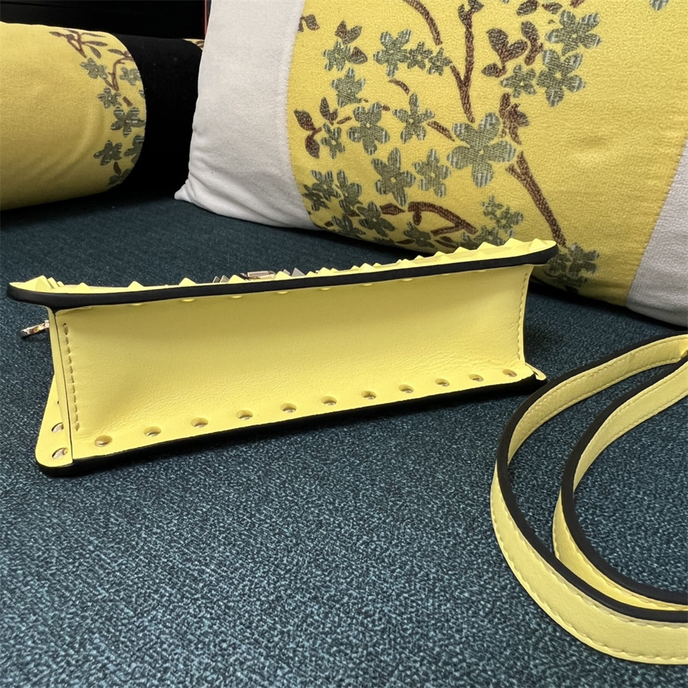 Va1e*ntin0 GARAVANI ROCKSTUD23 SMALL SMOOTH CALFSKIN SHOULDER BAG YELLOW
