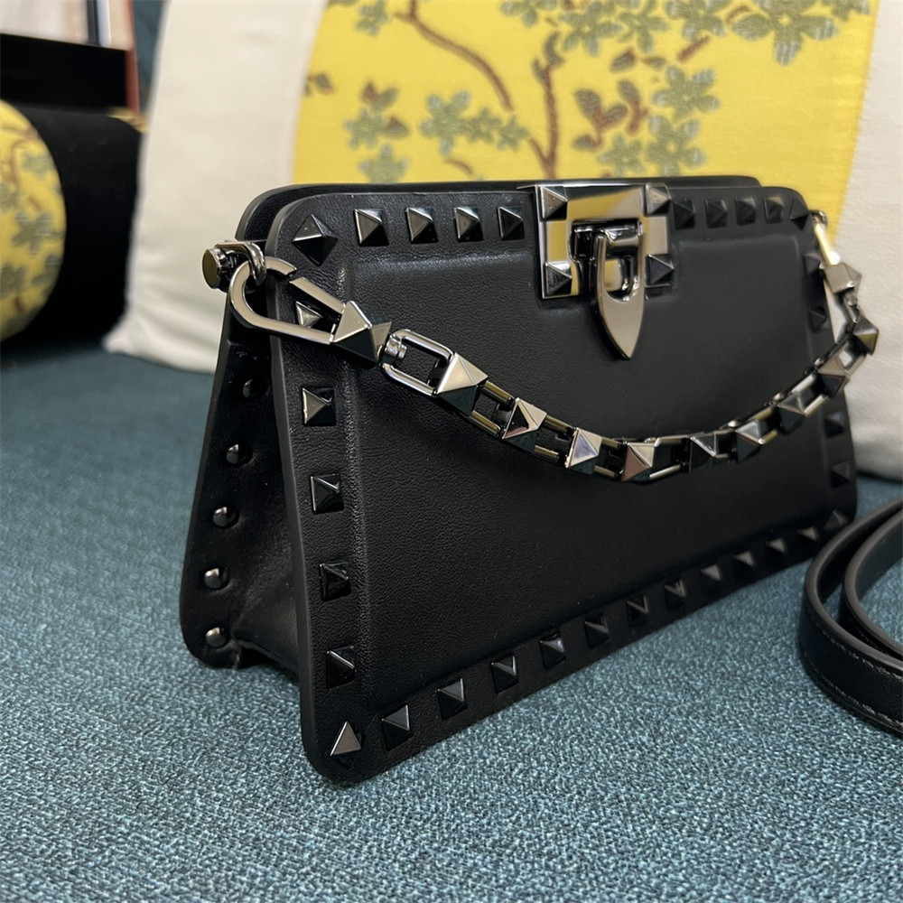 Va1e*ntin0 GARAVANI ROCKSTUD23 SMALL SMOOTH CALFSKIN SHOULDER BAG BLACK