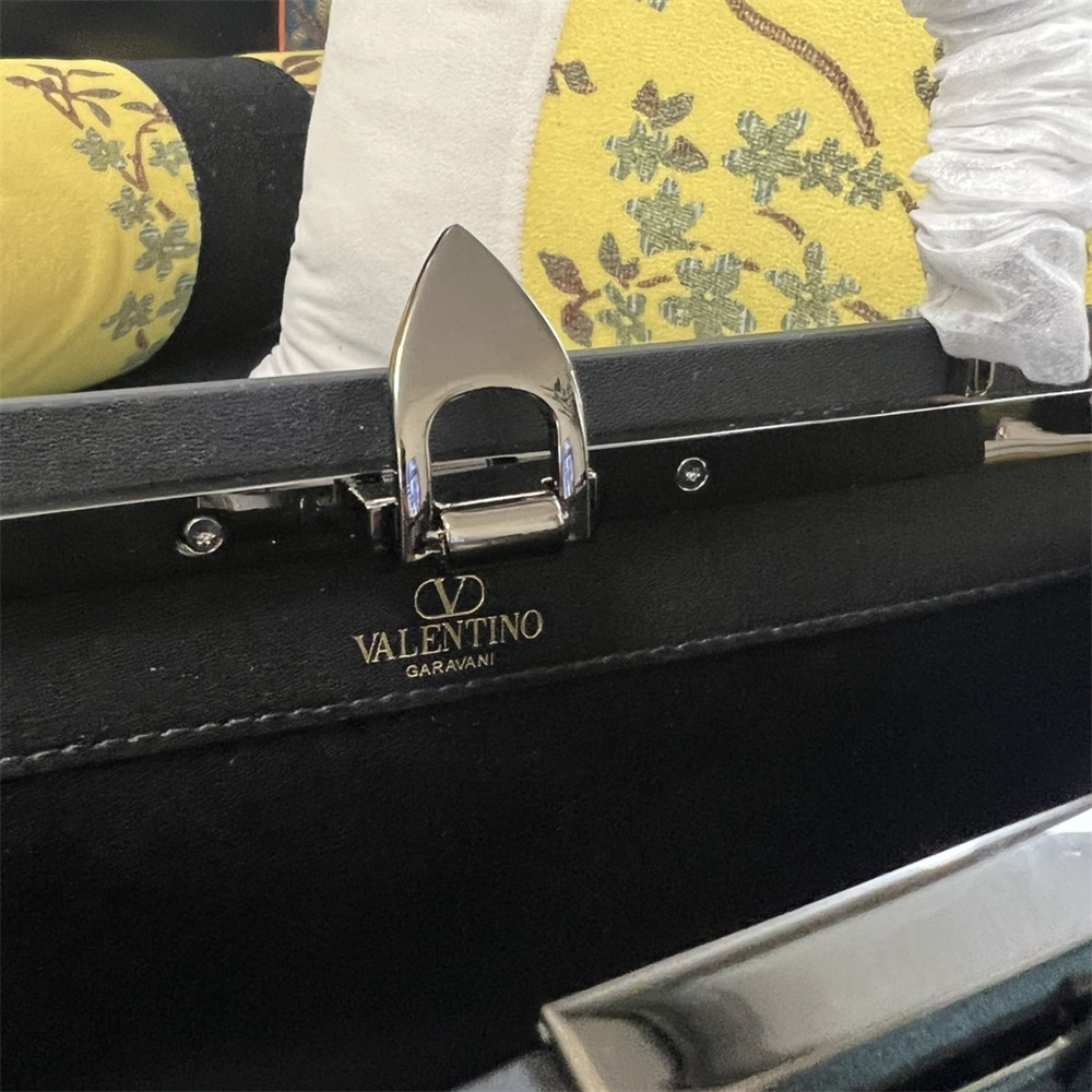 Va1e*ntin0 GARAVANI ROCKSTUD23 smooth calfskin handbag Black