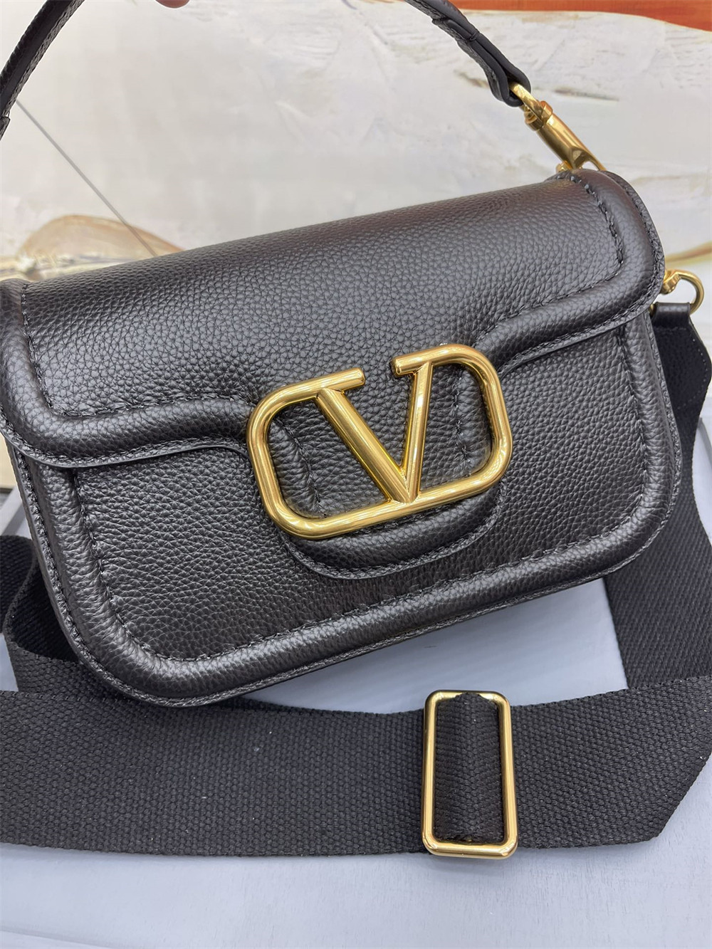 Va1e*ntin0 GARAVANI ALLTIME GRAINY CALFSKIN SHOULDER BAG BLACK 23.5x18X8cm