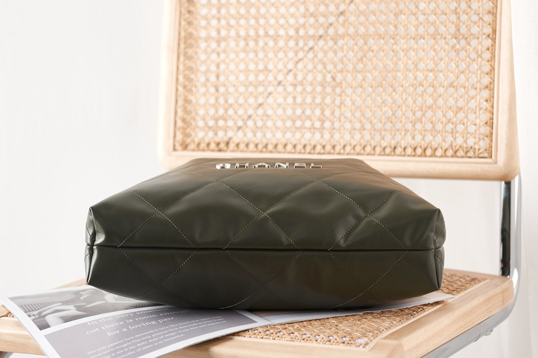 Ch**el 22 HANDBAG Shiny Calfskin IN SILVER Metal 15.2×16.4×3.1 in