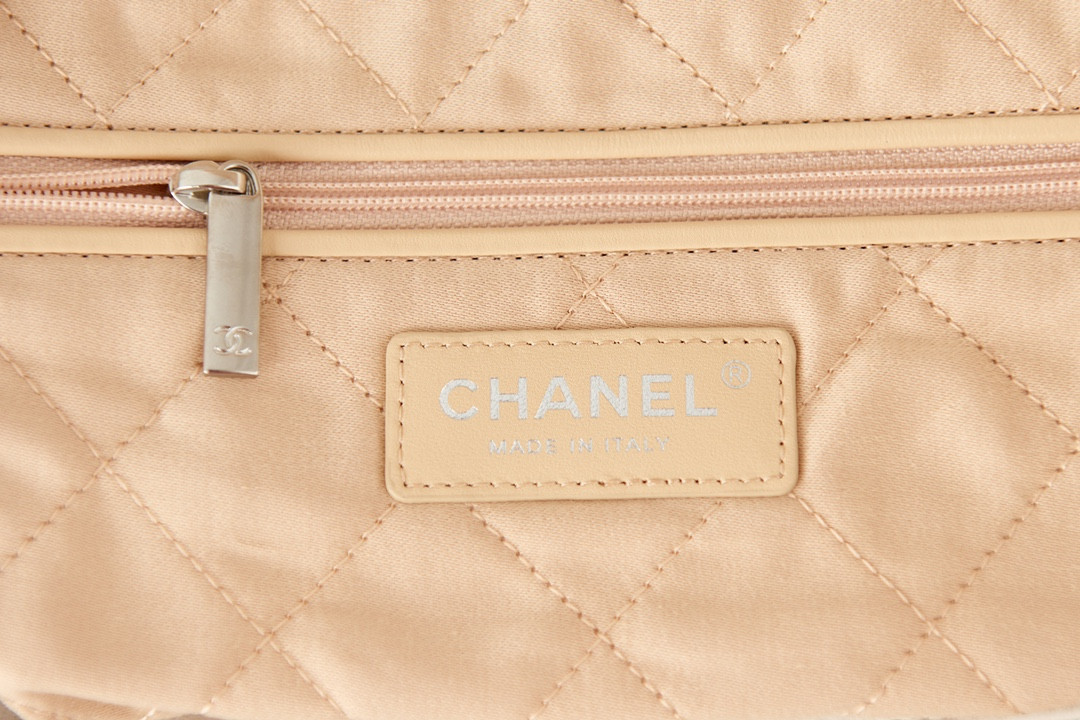 Ch**el 22 SMALL HANDBAG Shiny Calfskin White 13.7×14.4×2.7 in