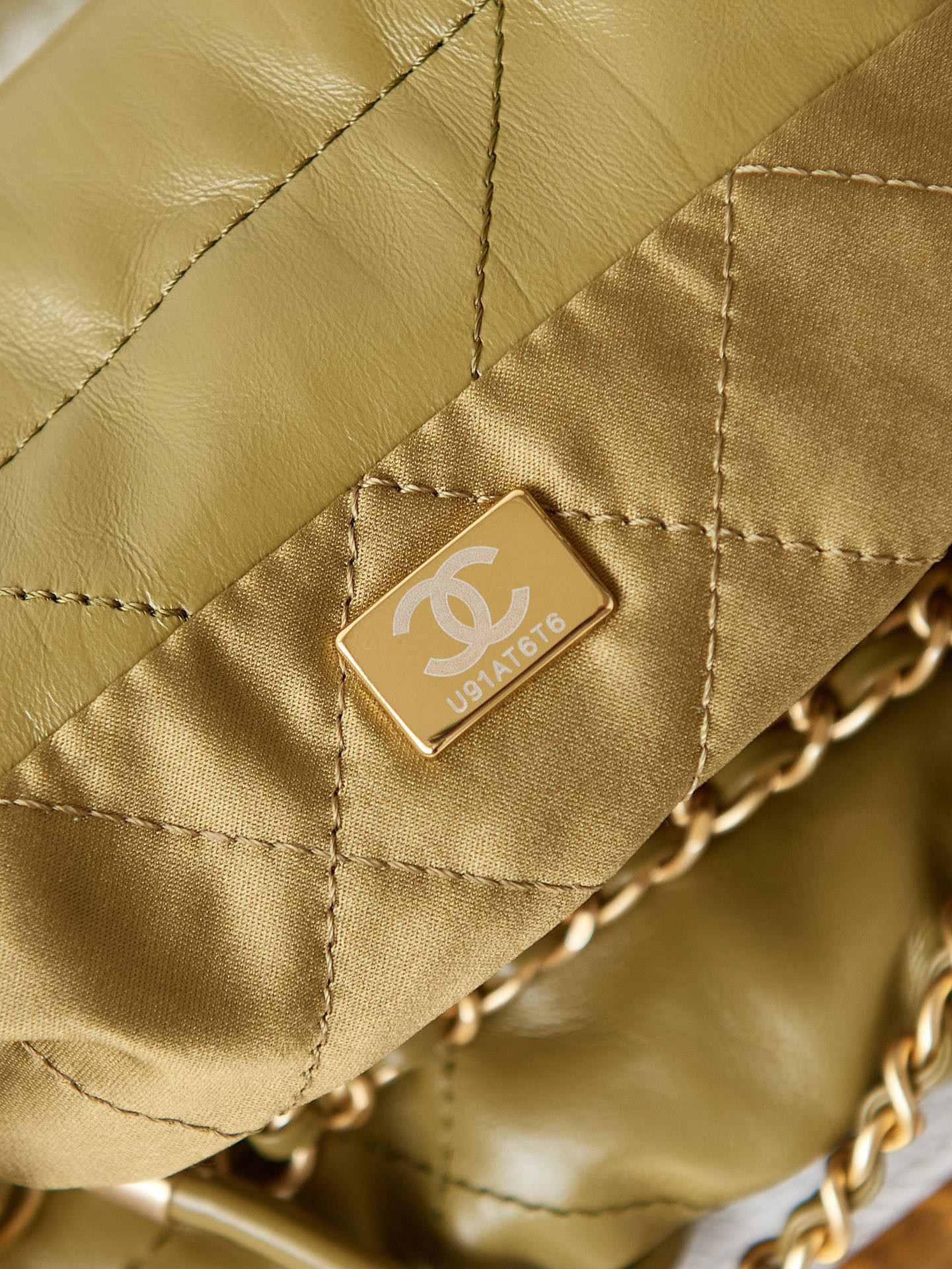 Ch**el 22 MINI HANDBAG Shiny Calfskin GREEN 7.8 × 7.4 × 2.3 in