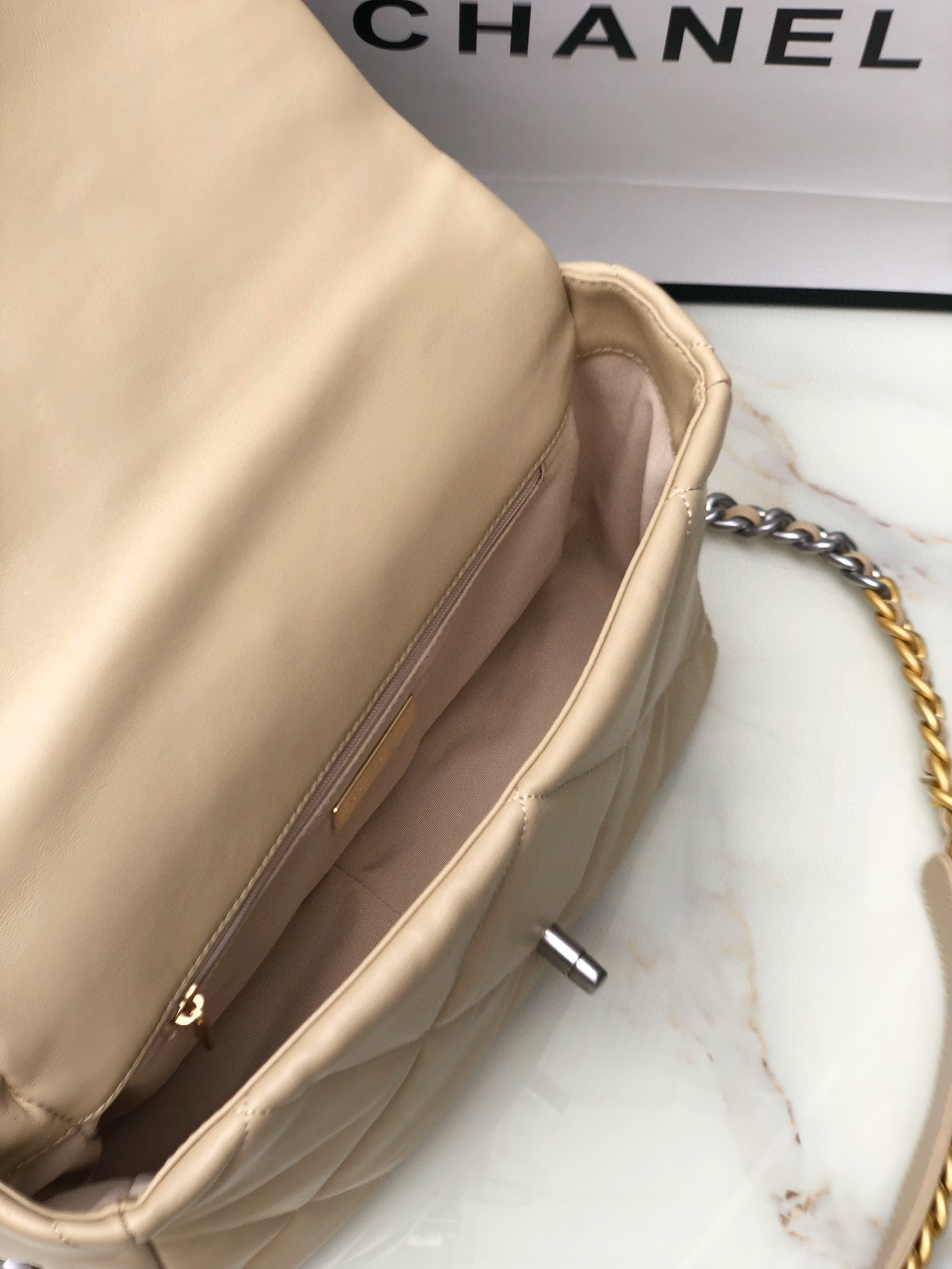 Ch**el 19 HANDBAG Shiny Leather, Gold-Tone, Silver-Tone & Ruthenium-Finish Metal Beige 30x20x10cm