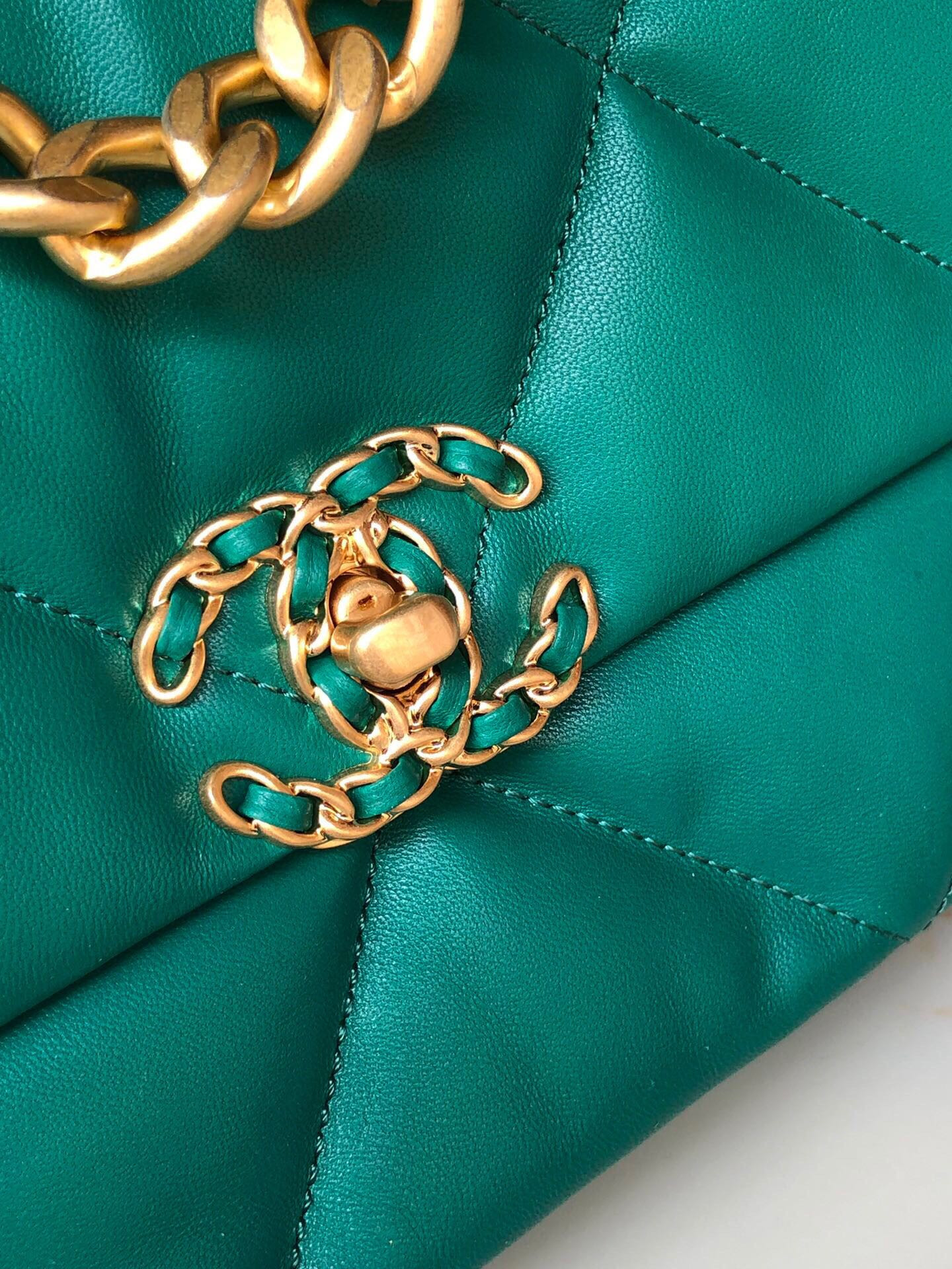 Ch**el 19 HANDBAG Shiny Leather, Gold-Tone, Silver-Tone & Ruthenium-Finish Metal Green 6.2 × 10.1 × 3.5 in