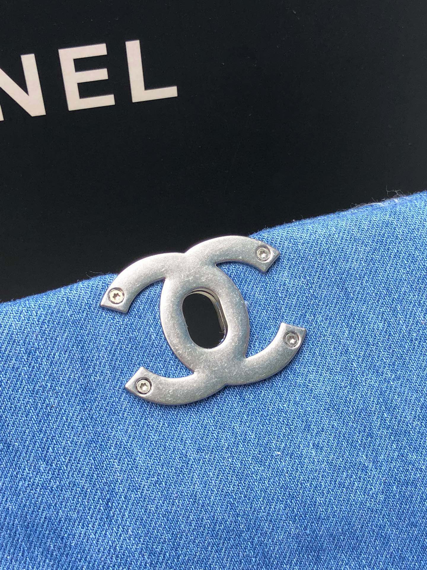 Ch**el 19 LARGE HANDBAG, Gold-Tone, Silver-Tone & Ruthenium-Finish Metal Blue 7.8 × 11.7 × 3.9 in