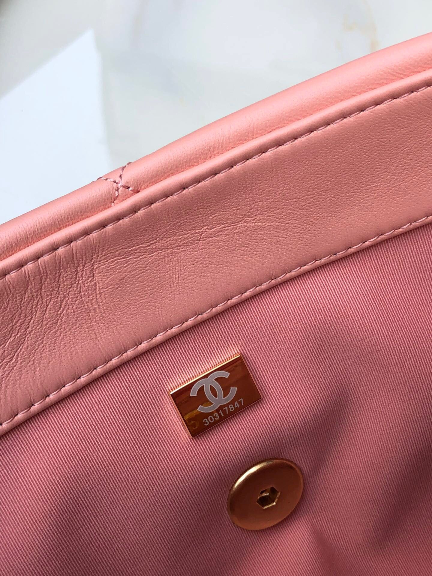 Ch**el 19 LARGE HANDBAG Shiny Leather, Gold-Tone, Silver-Tone & Ruthenium-Finish Metal Light Pink 7.8 × 11.7 × 3.9 in