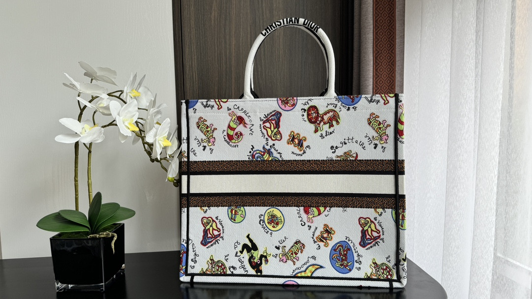 Large D10r BOOK TOTE WHITE MULTICOLOR DRAGON ZODIAC EMBROIDER 16.5 x 14 x 7.5 inches